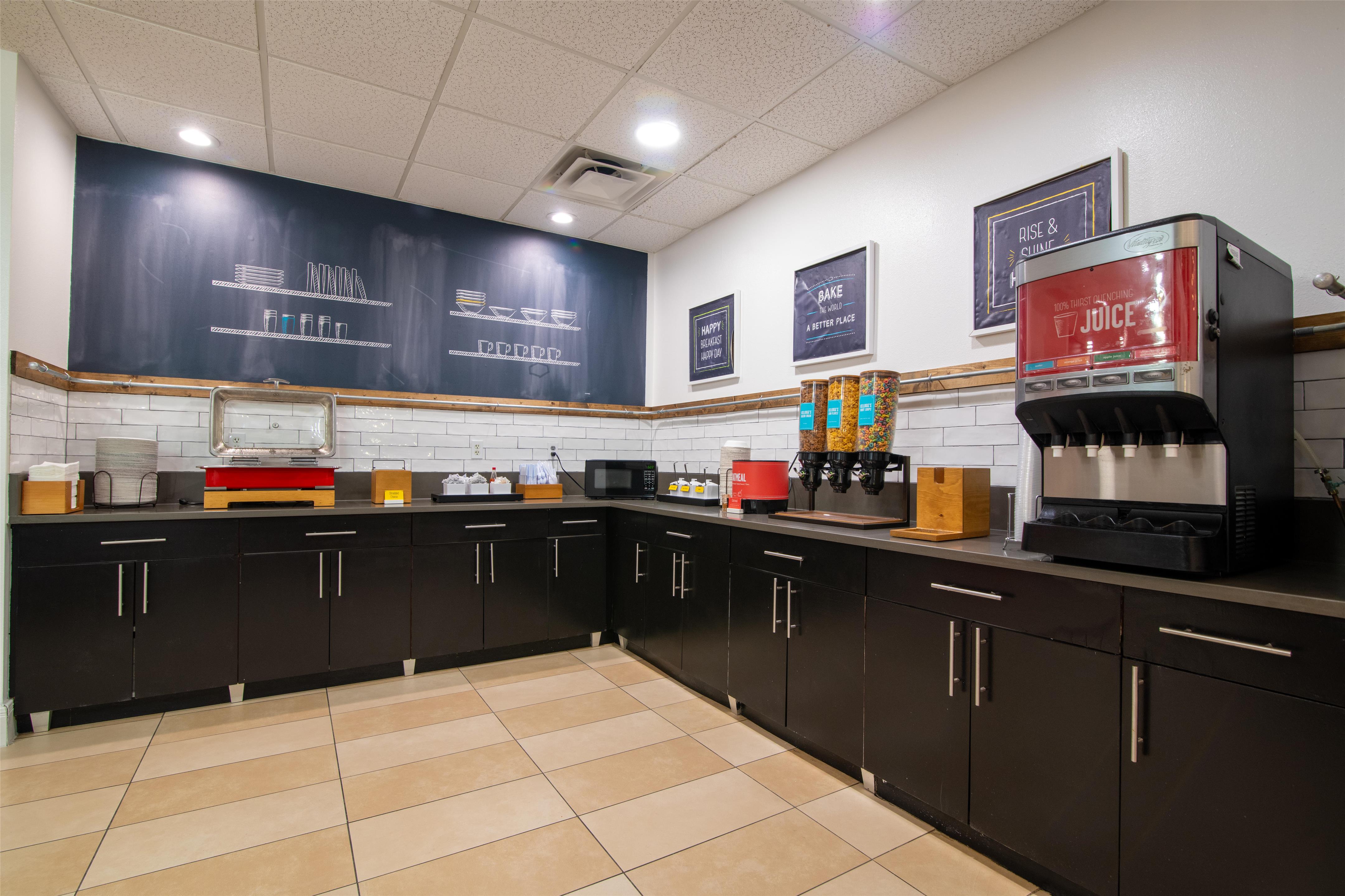 Breakfast Area | Hampton Inn & Suites College Station