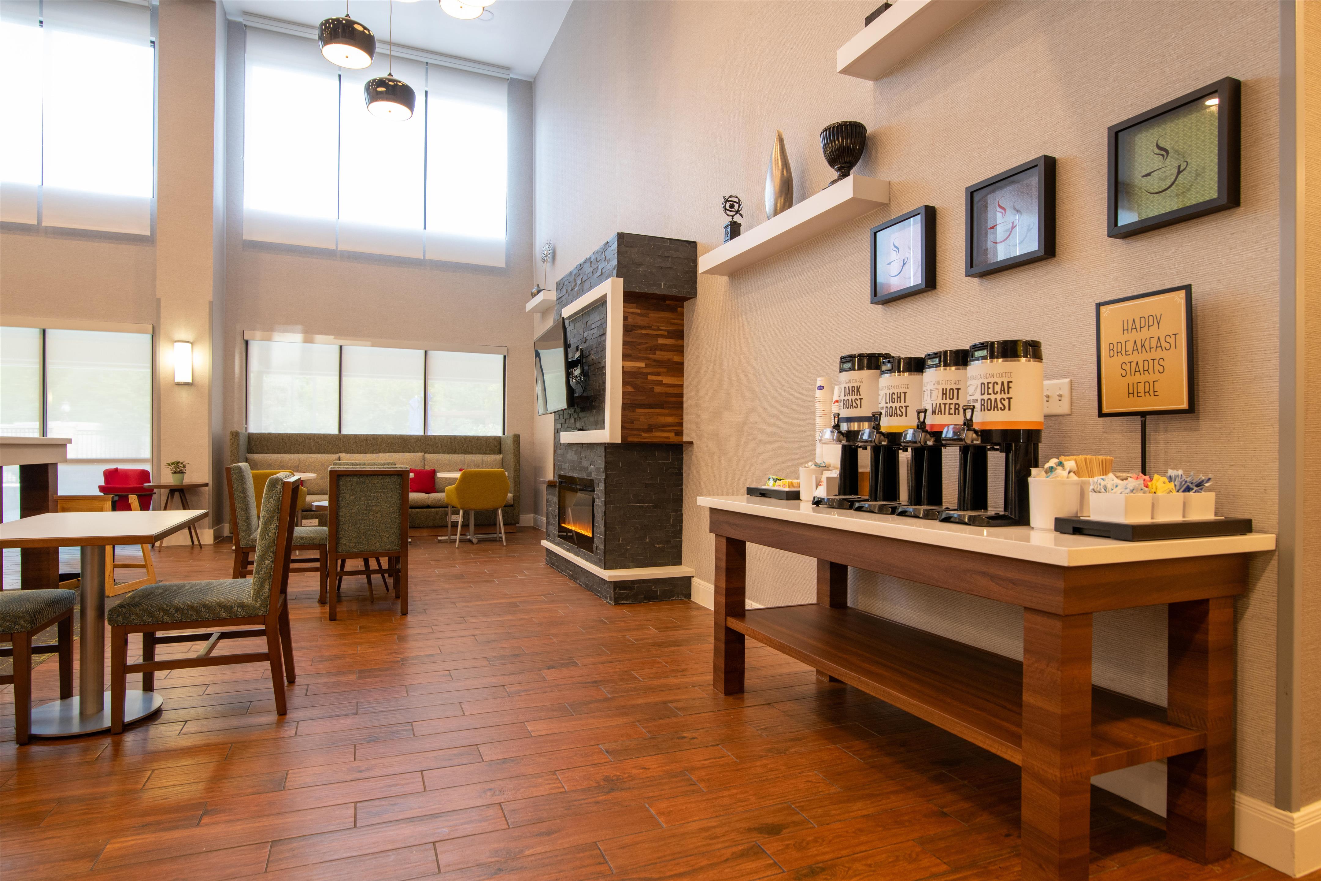 Breakfast Area | Hampton Inn & Suites College Station