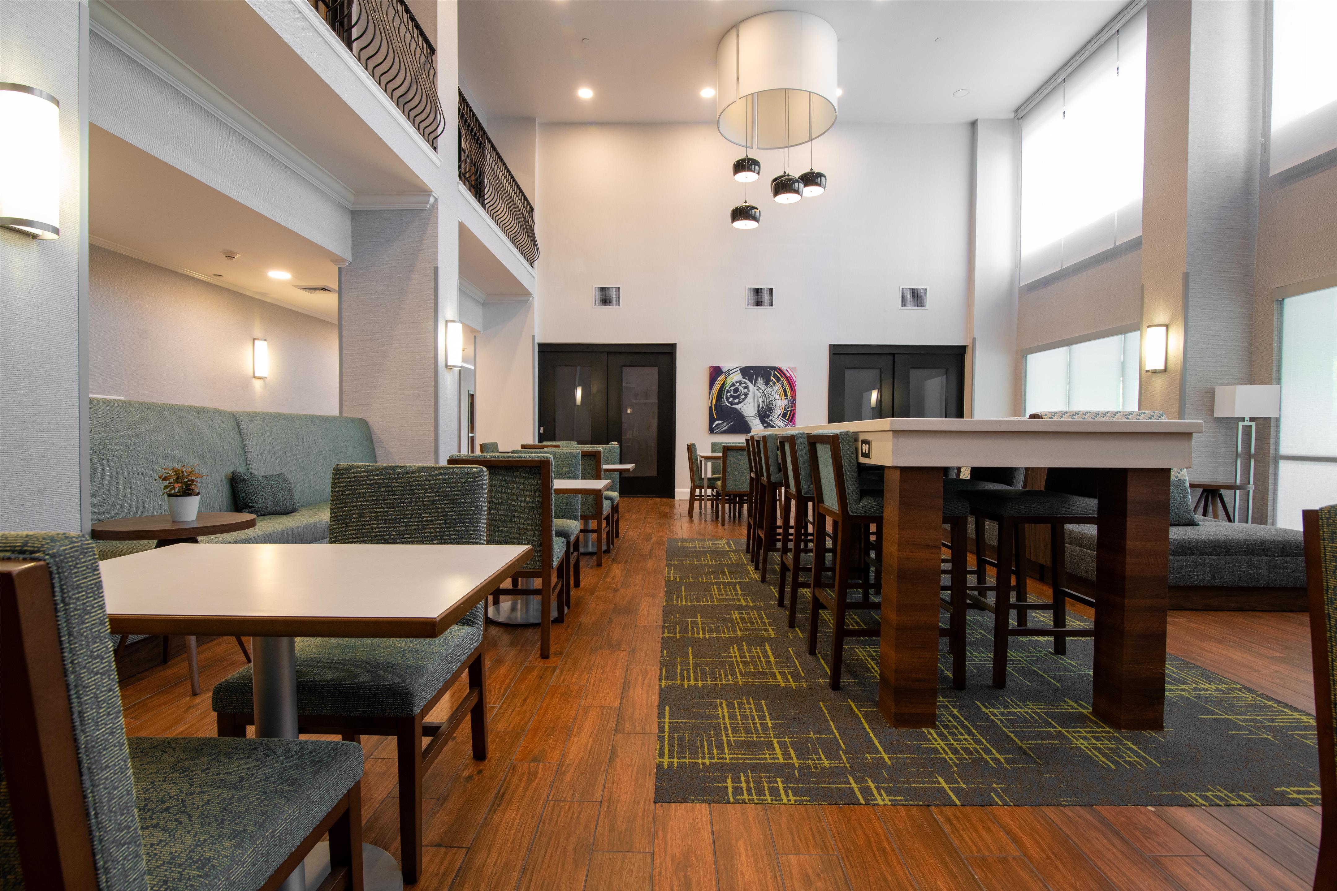 Breakfast Area | Hampton Inn & Suites College Station