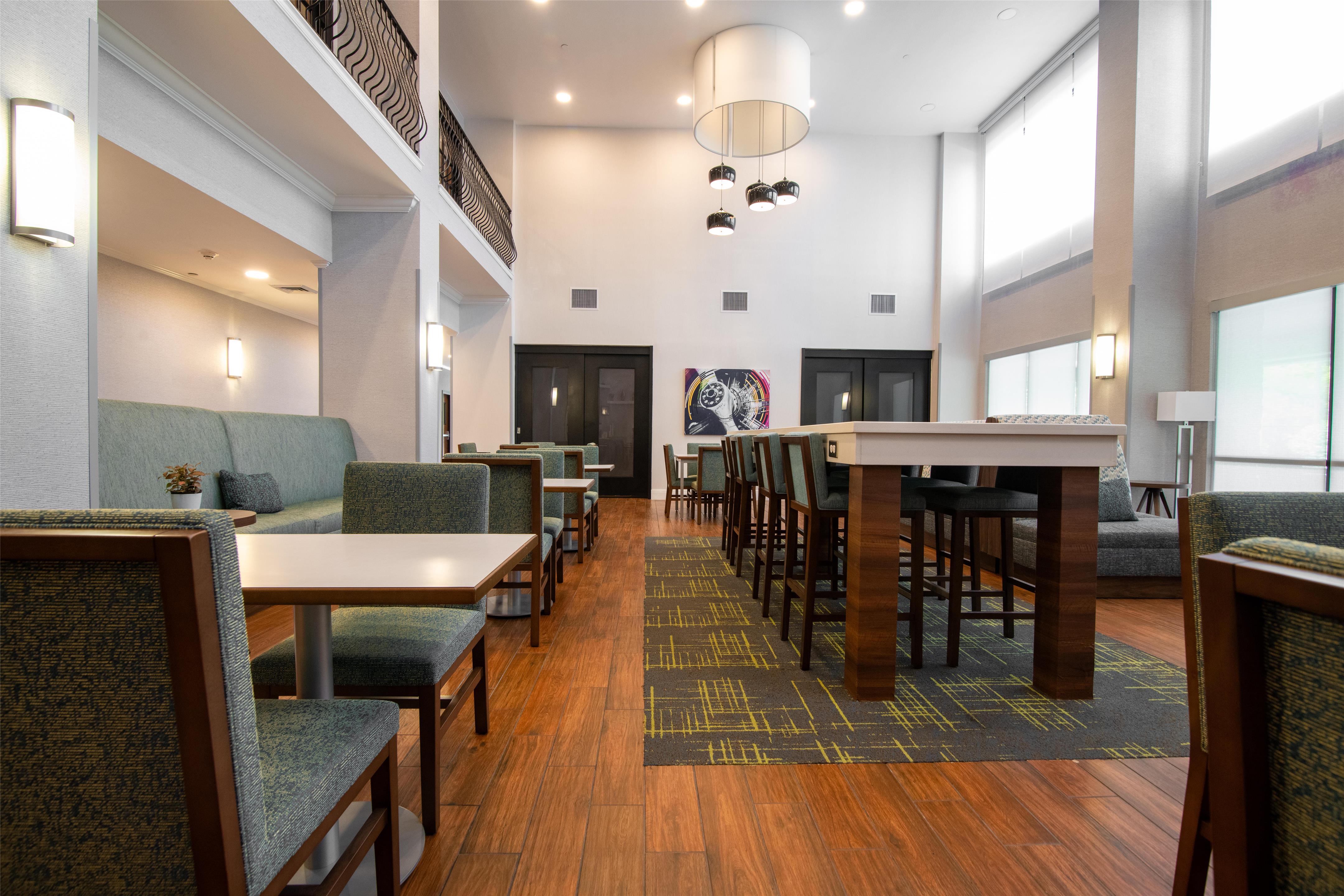 Breakfast Area | Hampton Inn & Suites College Station