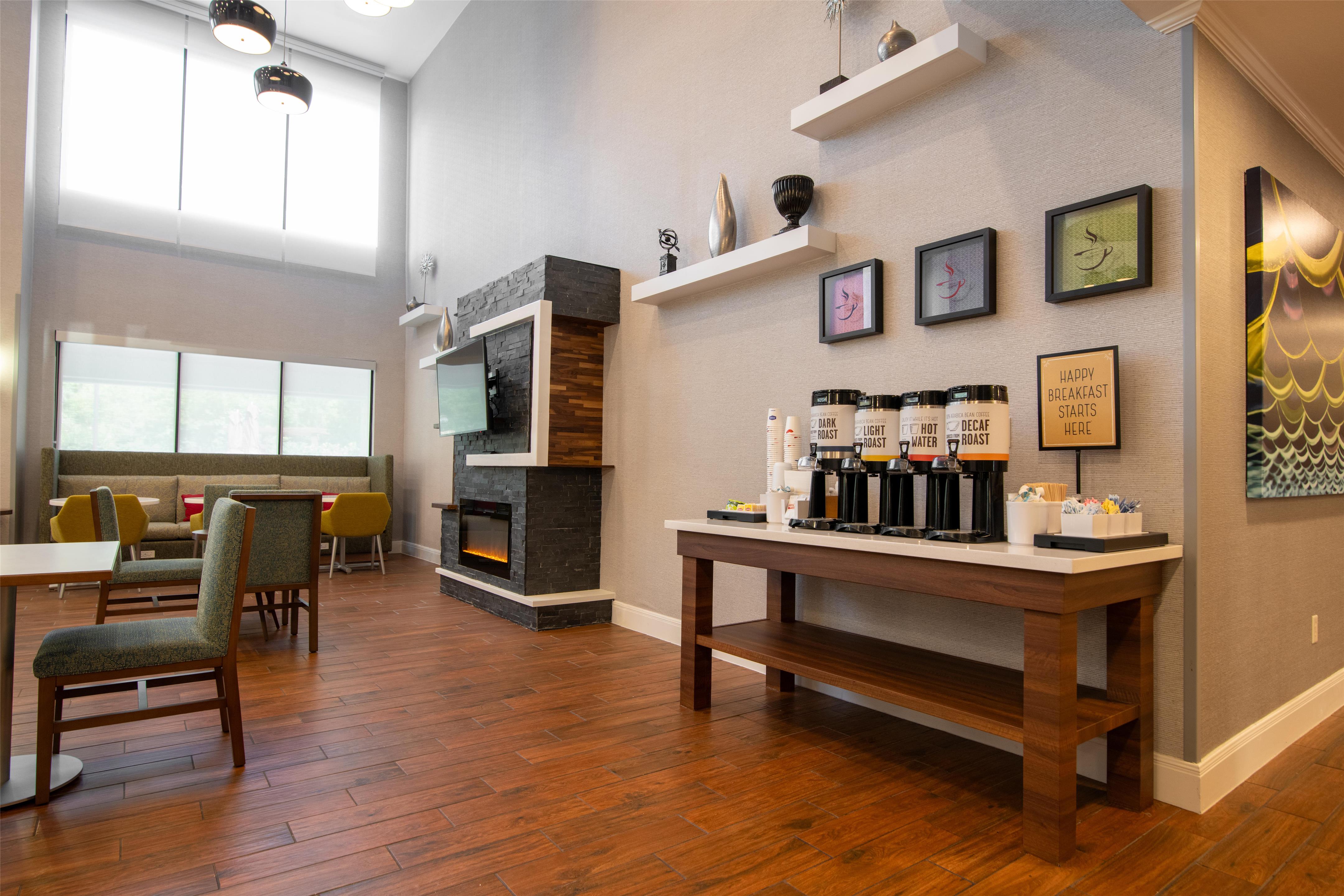 Breakfast Area | Hampton Inn & Suites College Station