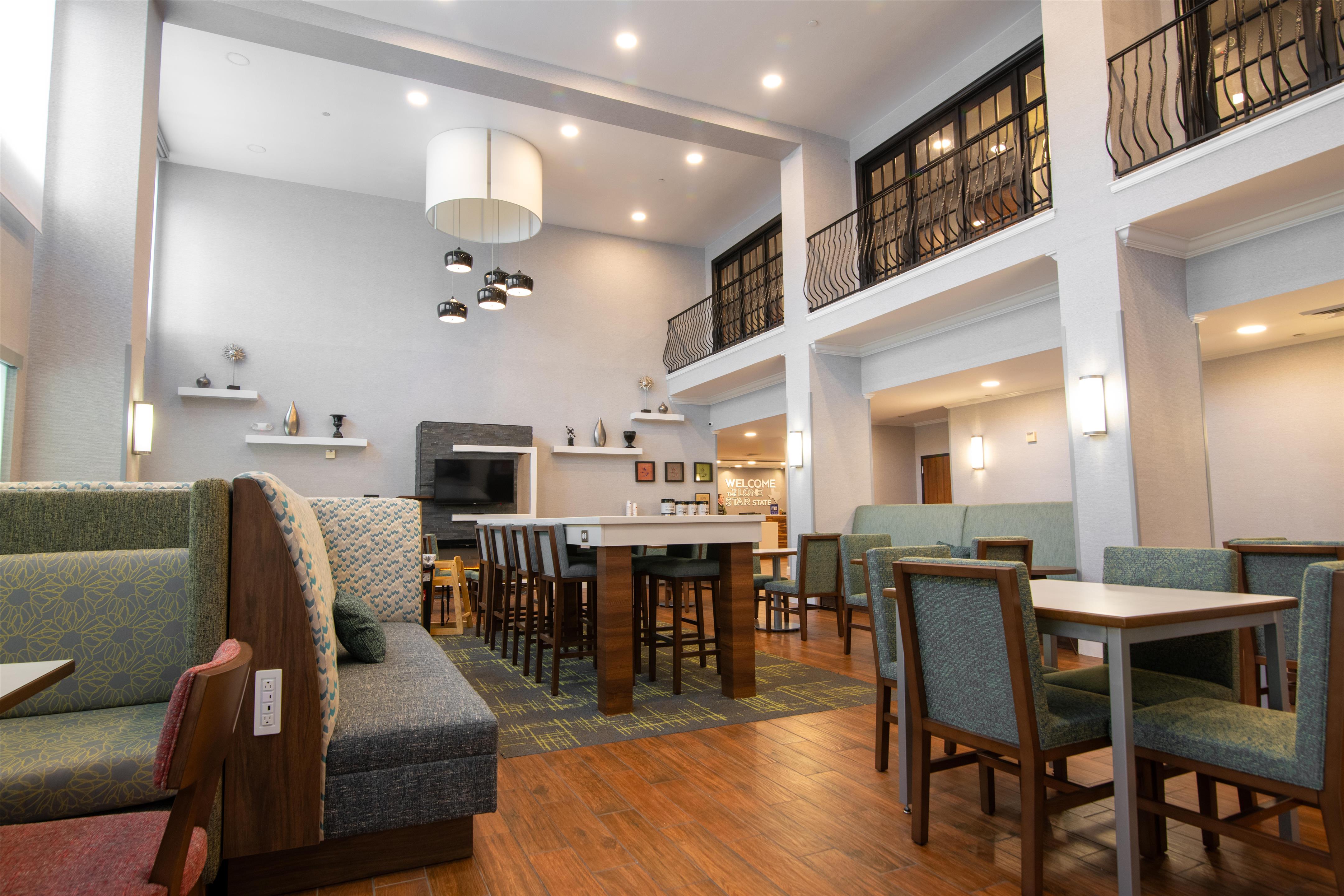Breakfast Area | Hampton Inn & Suites College Station