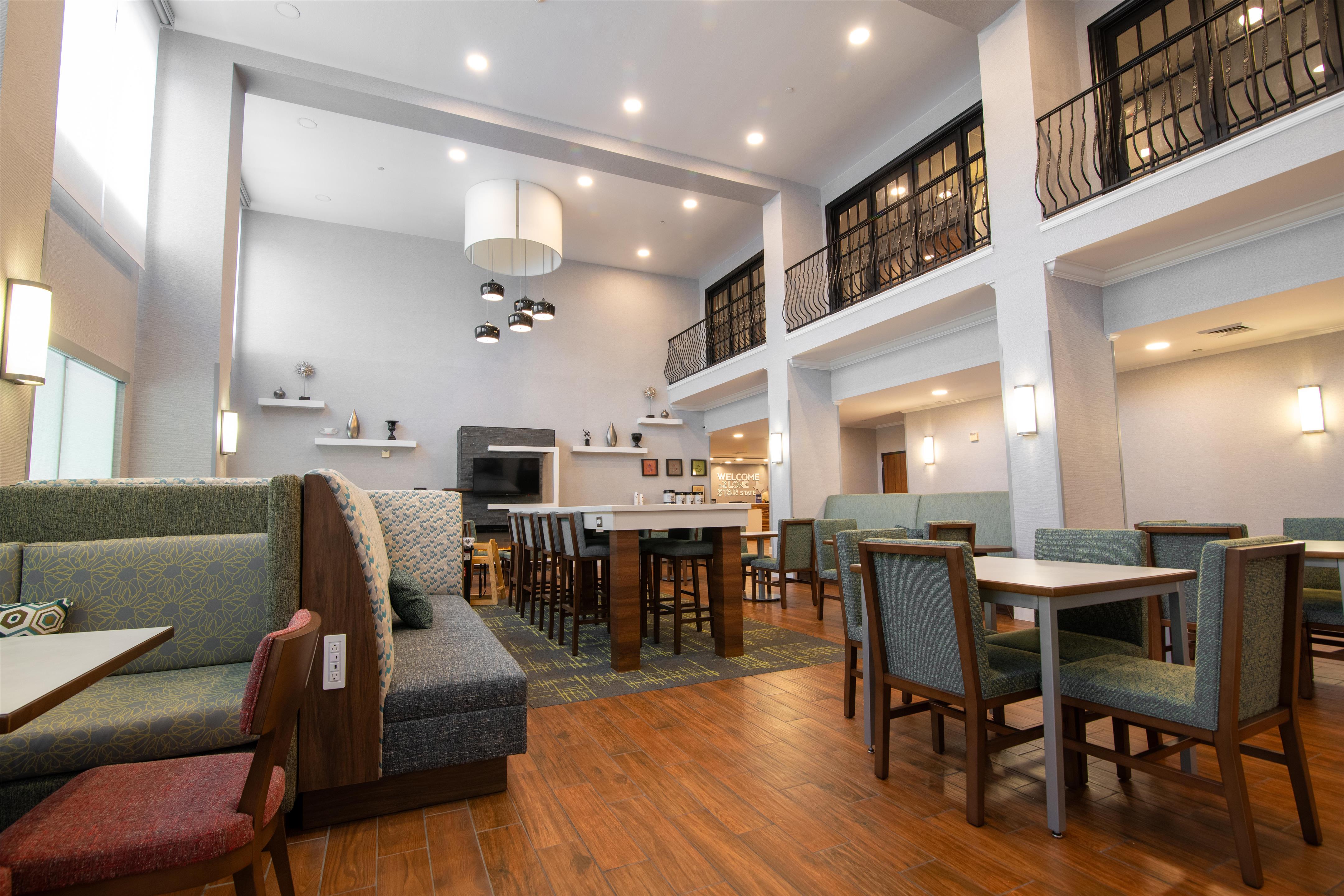 Breakfast Area | Hampton Inn & Suites College Station