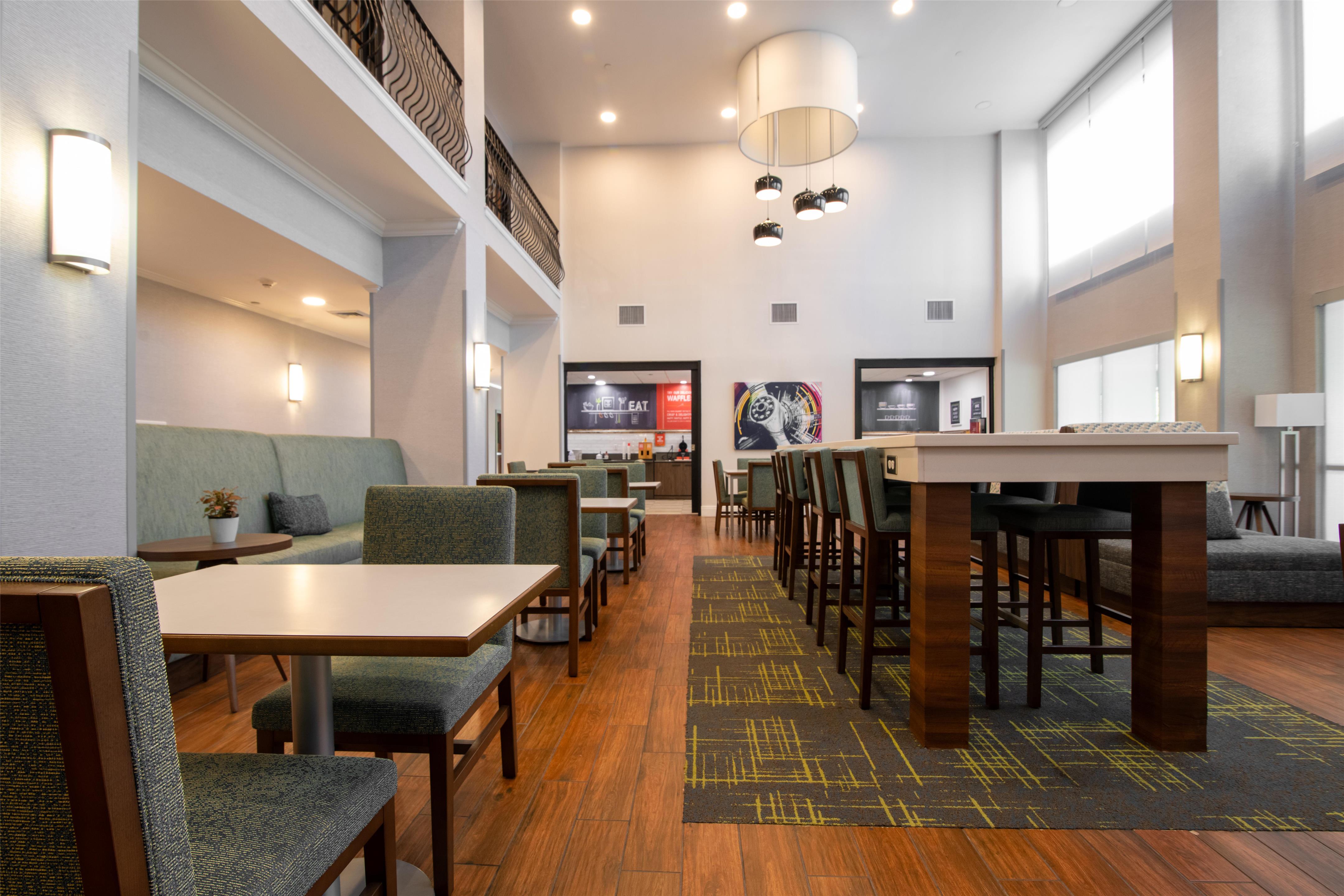 Breakfast Area | Hampton Inn & Suites College Station