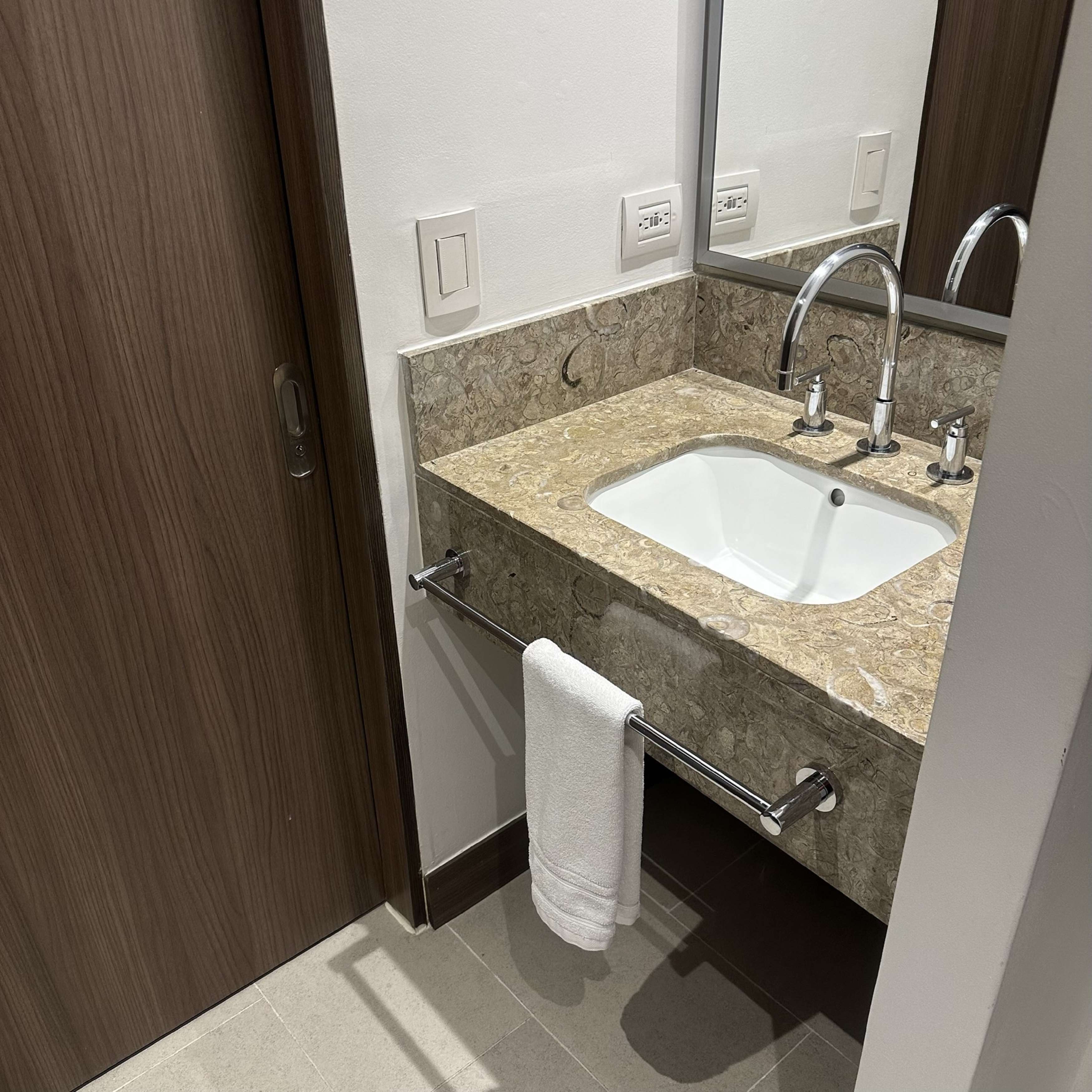 Hampton by Hilton Cali, Colombia Room Type - QUEEN RM W SOFA FRIDGE NS