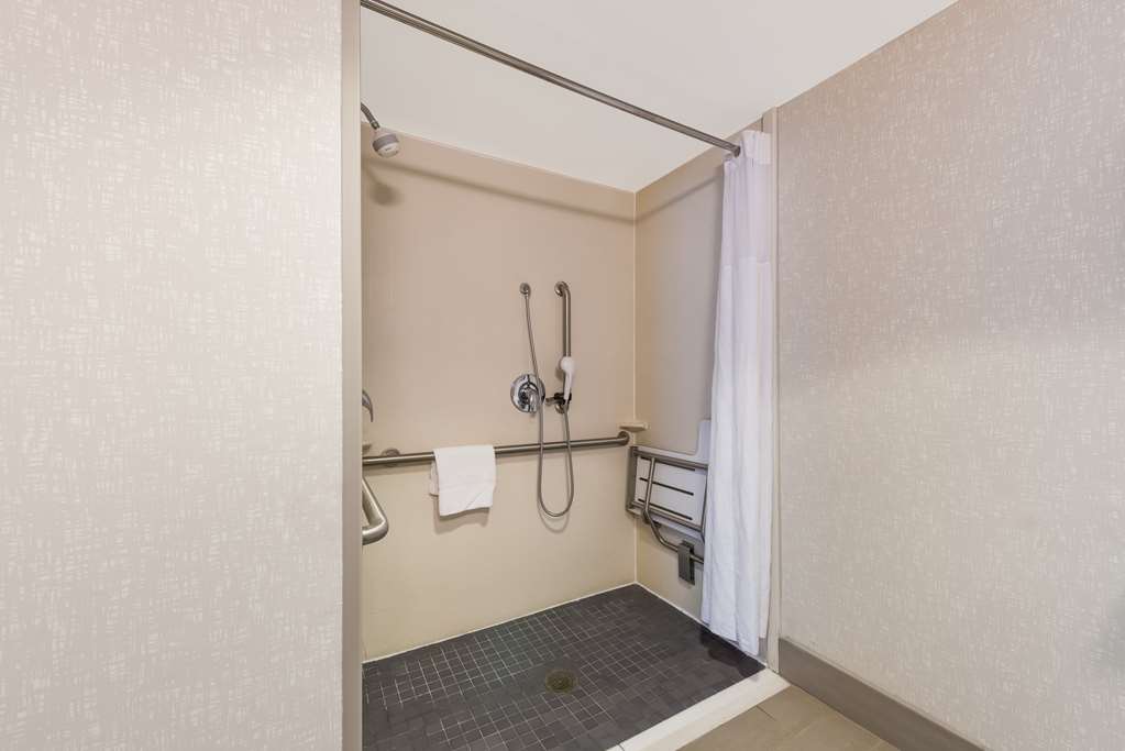 Hampton Inn & Suites Charlotte Airport - Tap to explore photos