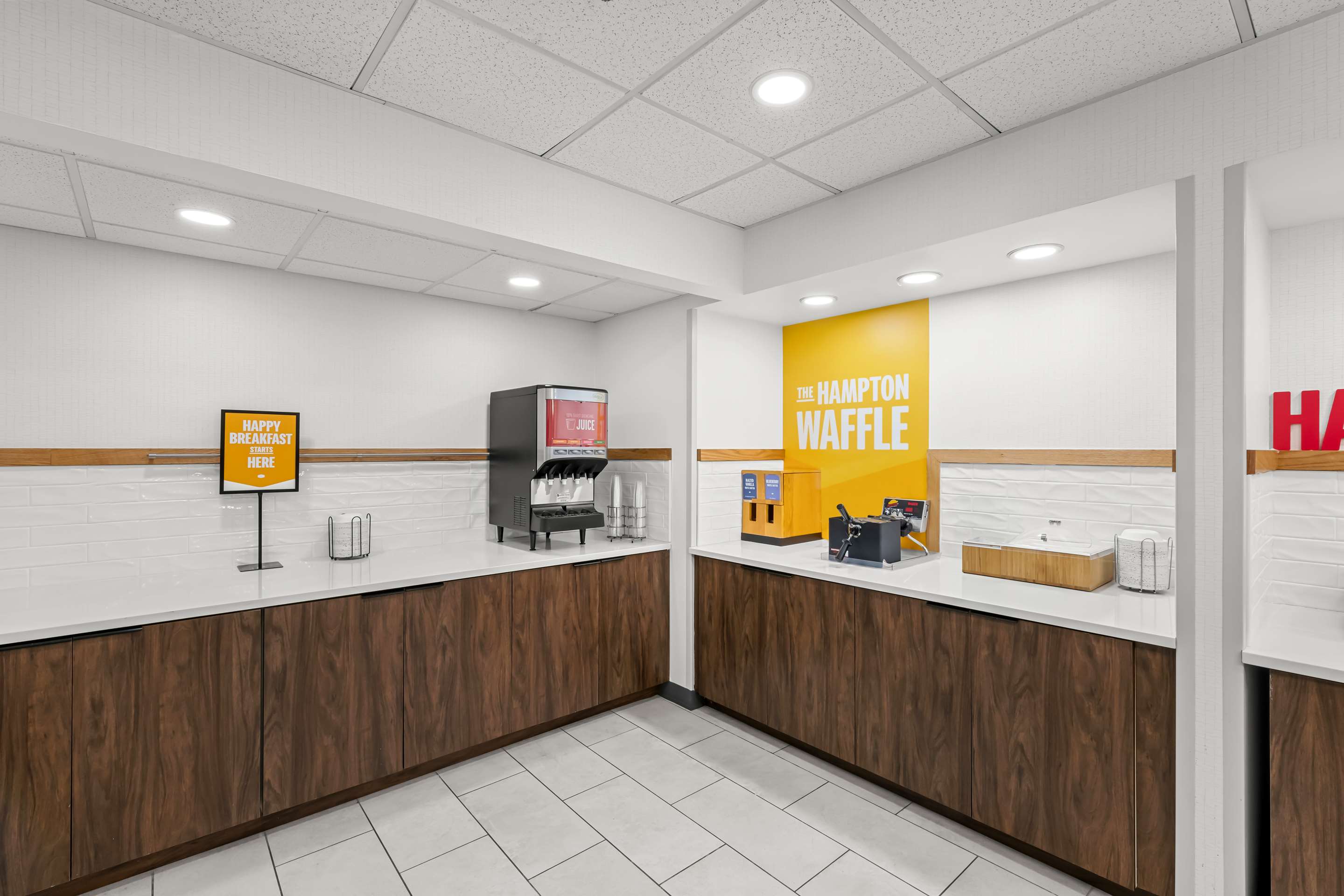 Breakfast Area | Hampton Inn & Suites Charlotte Airport