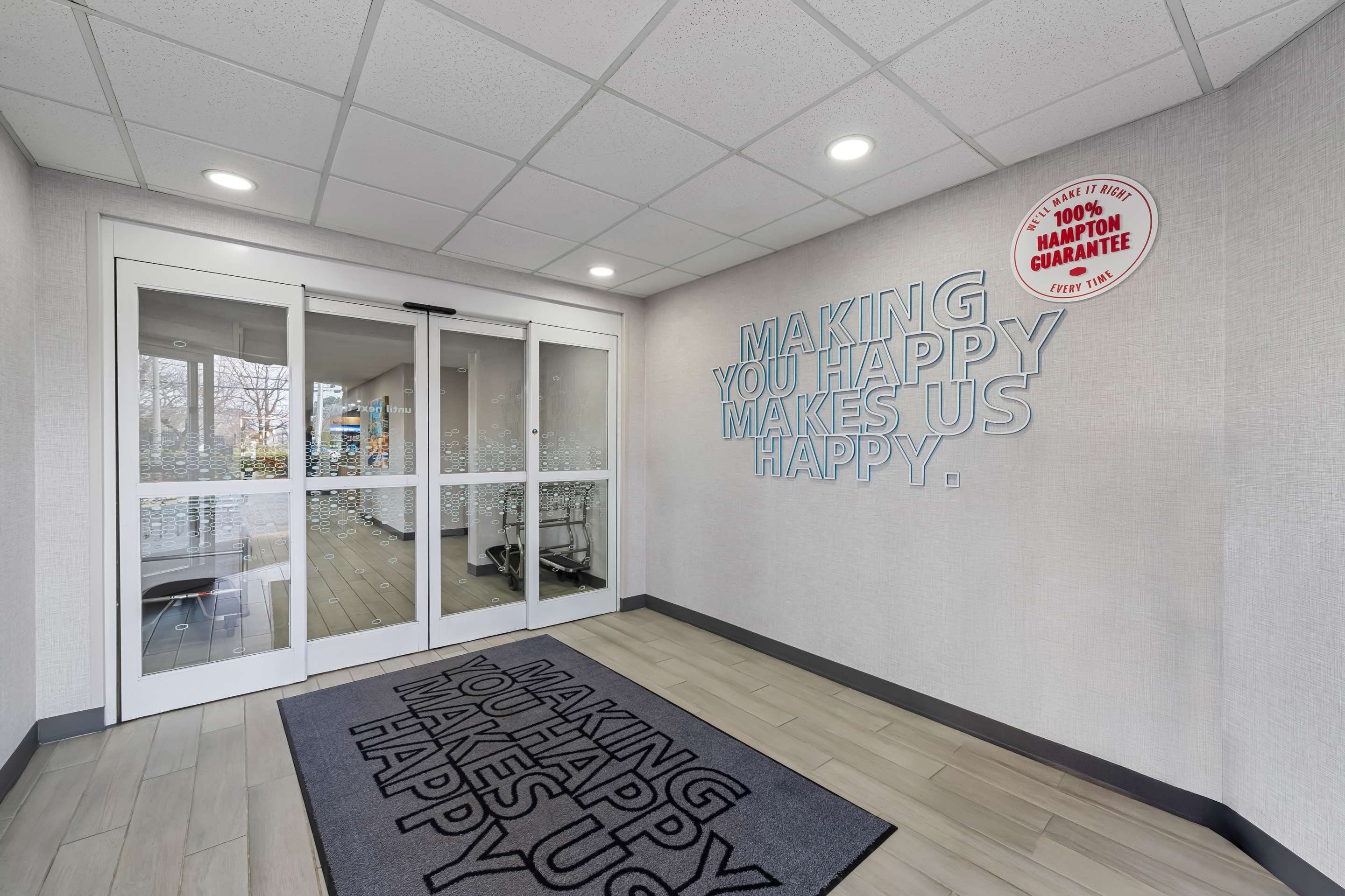 Lobby | Hampton Inn & Suites Charlotte Airport