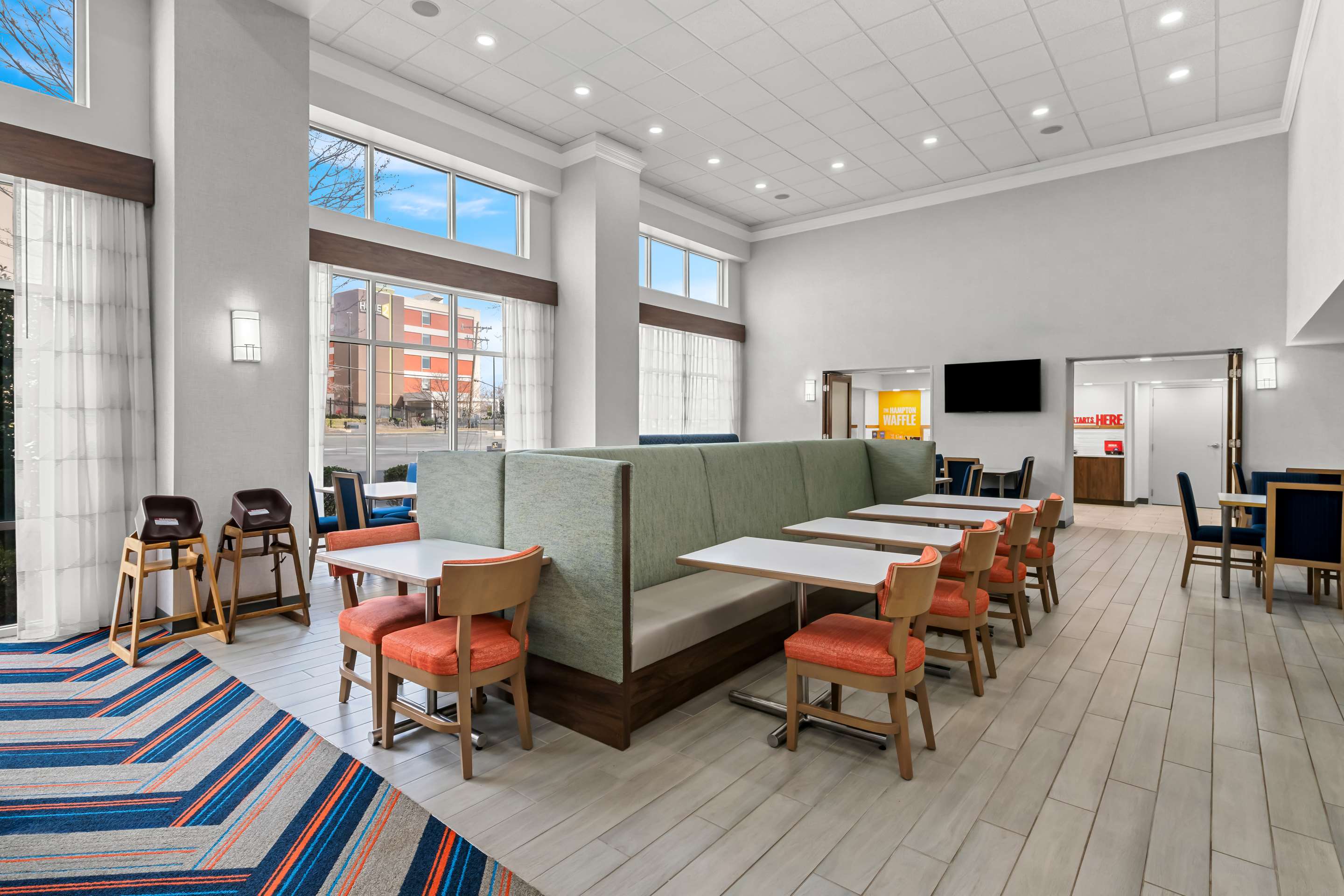 Breakfast Area | Hampton Inn & Suites Charlotte Airport