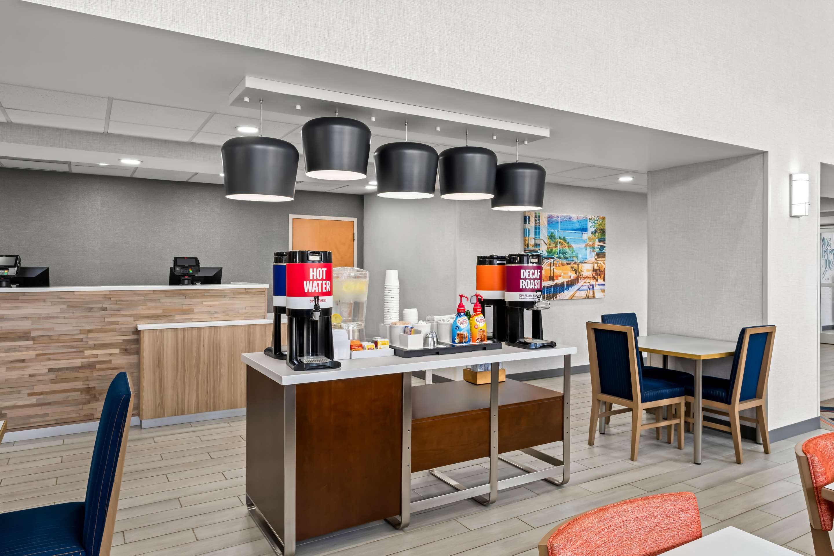 Breakfast Area | Hampton Inn & Suites Charlotte Airport