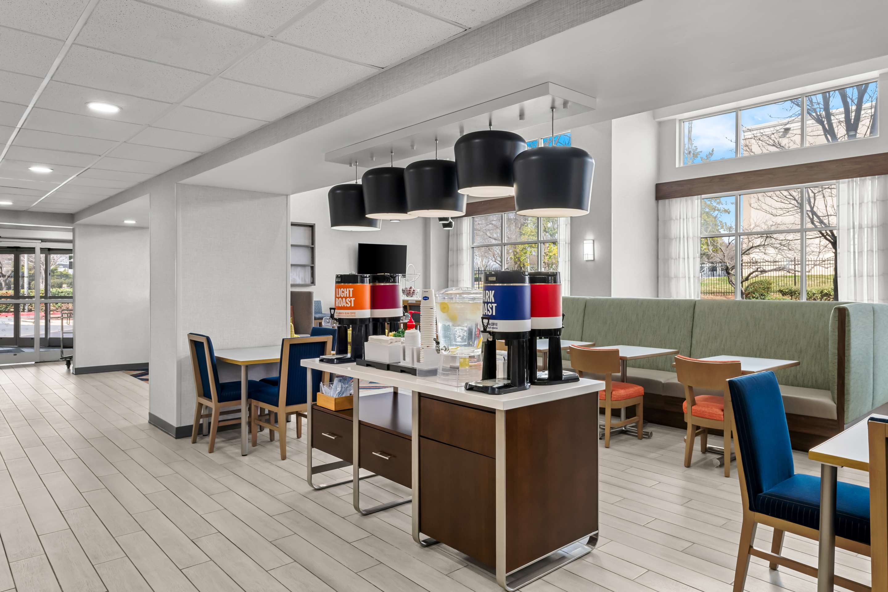 Breakfast Area | Hampton Inn & Suites Charlotte Airport