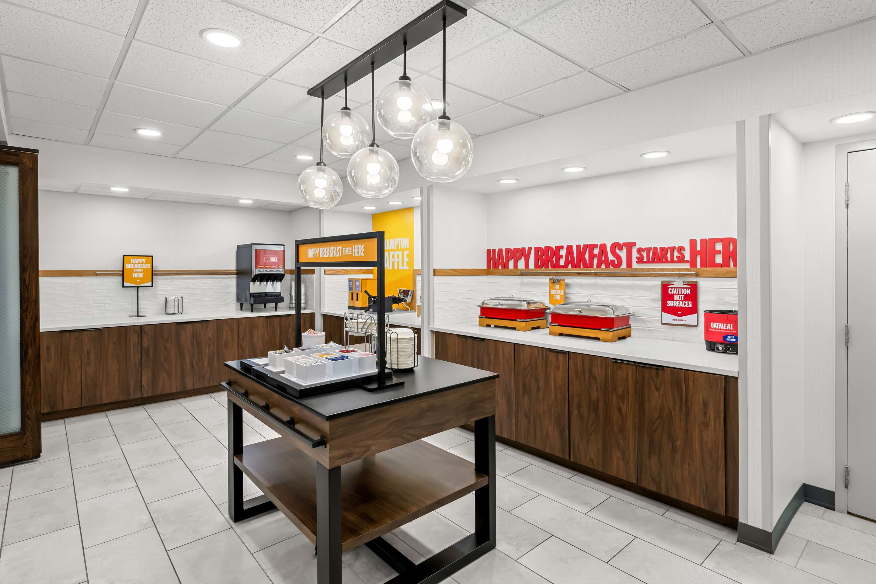 Breakfast Area | Hampton Inn & Suites Charlotte Airport