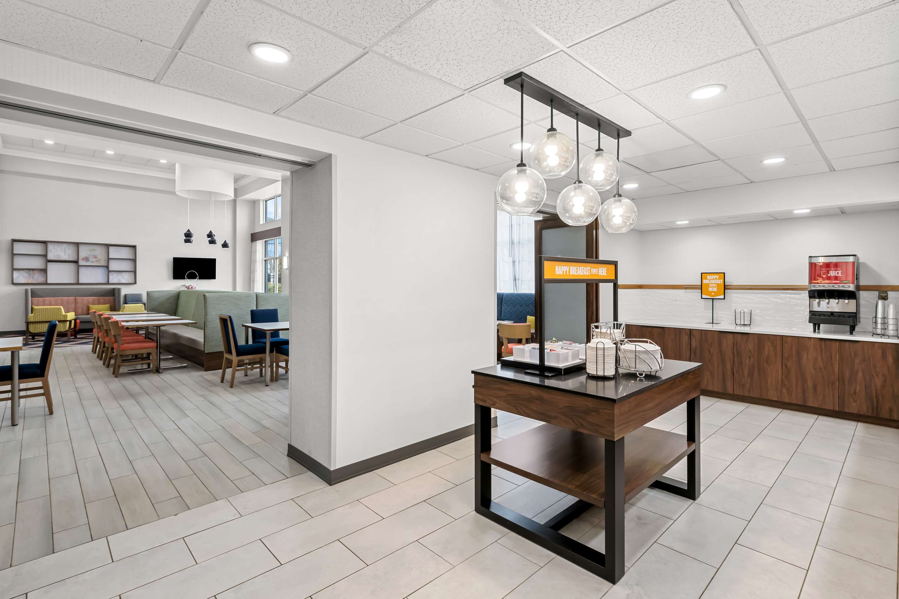 Breakfast Area | Hampton Inn & Suites Charlotte Airport