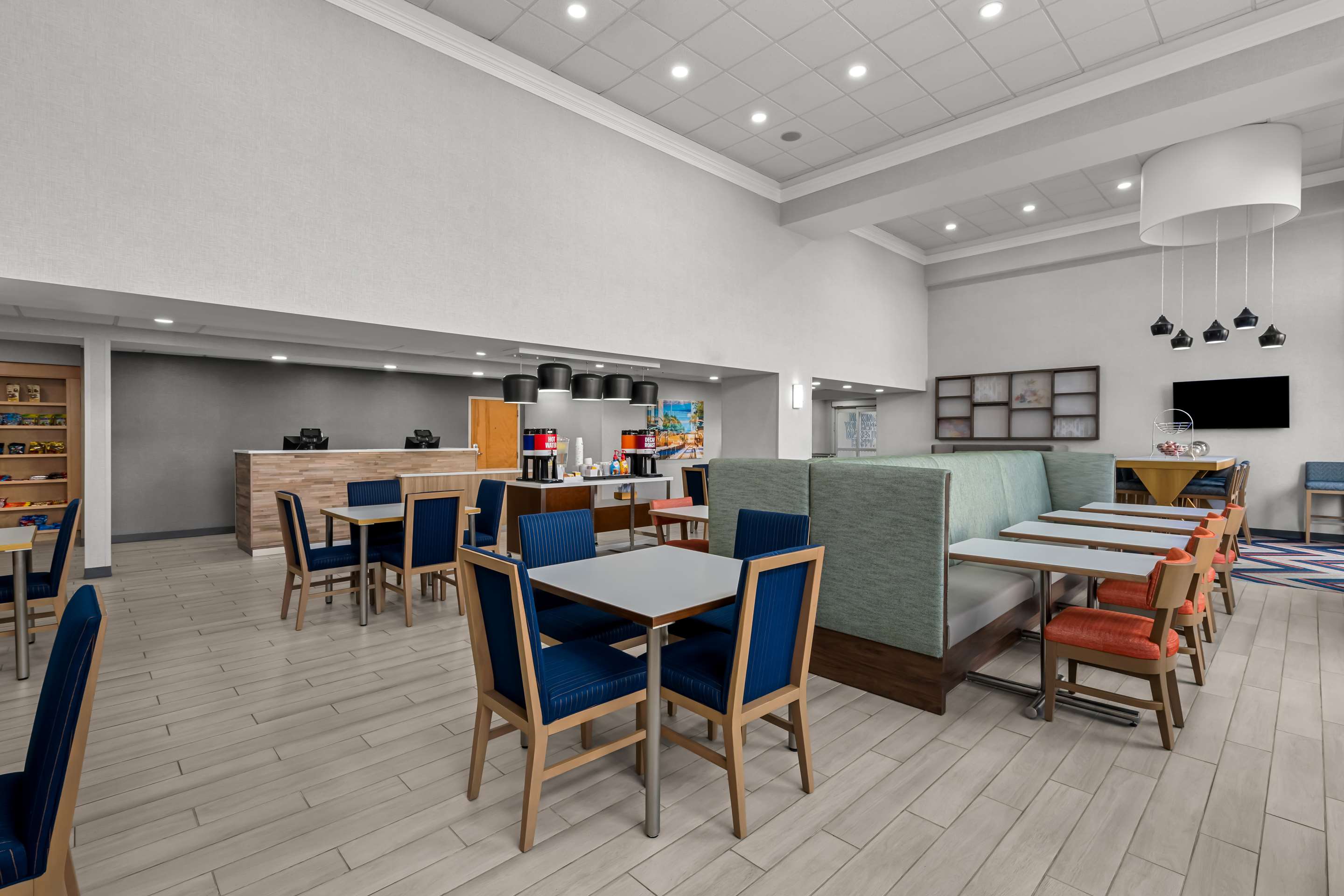 Breakfast Area | Hampton Inn & Suites Charlotte Airport