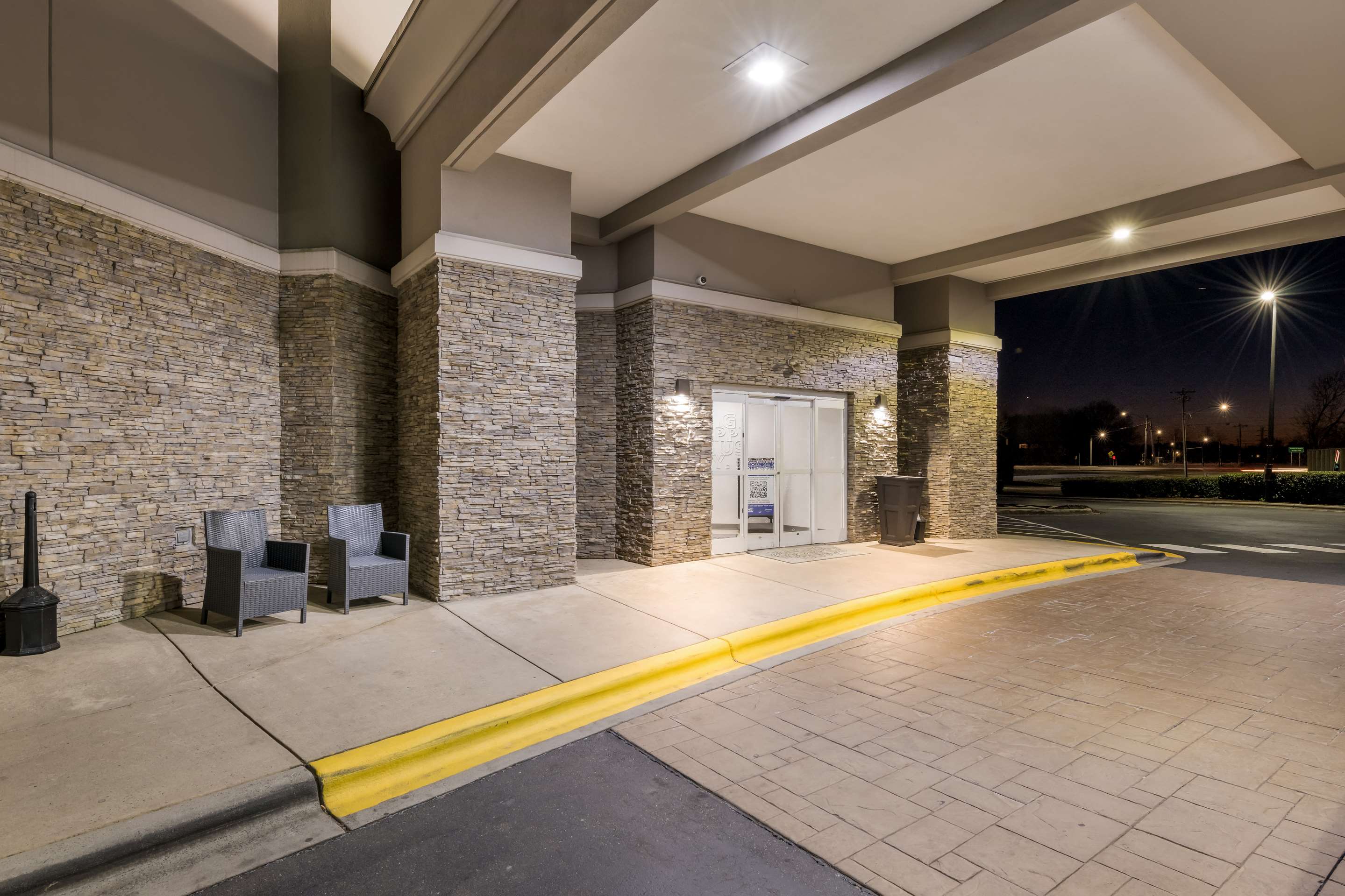 Exterior | Hampton Inn & Suites Charlotte Airport