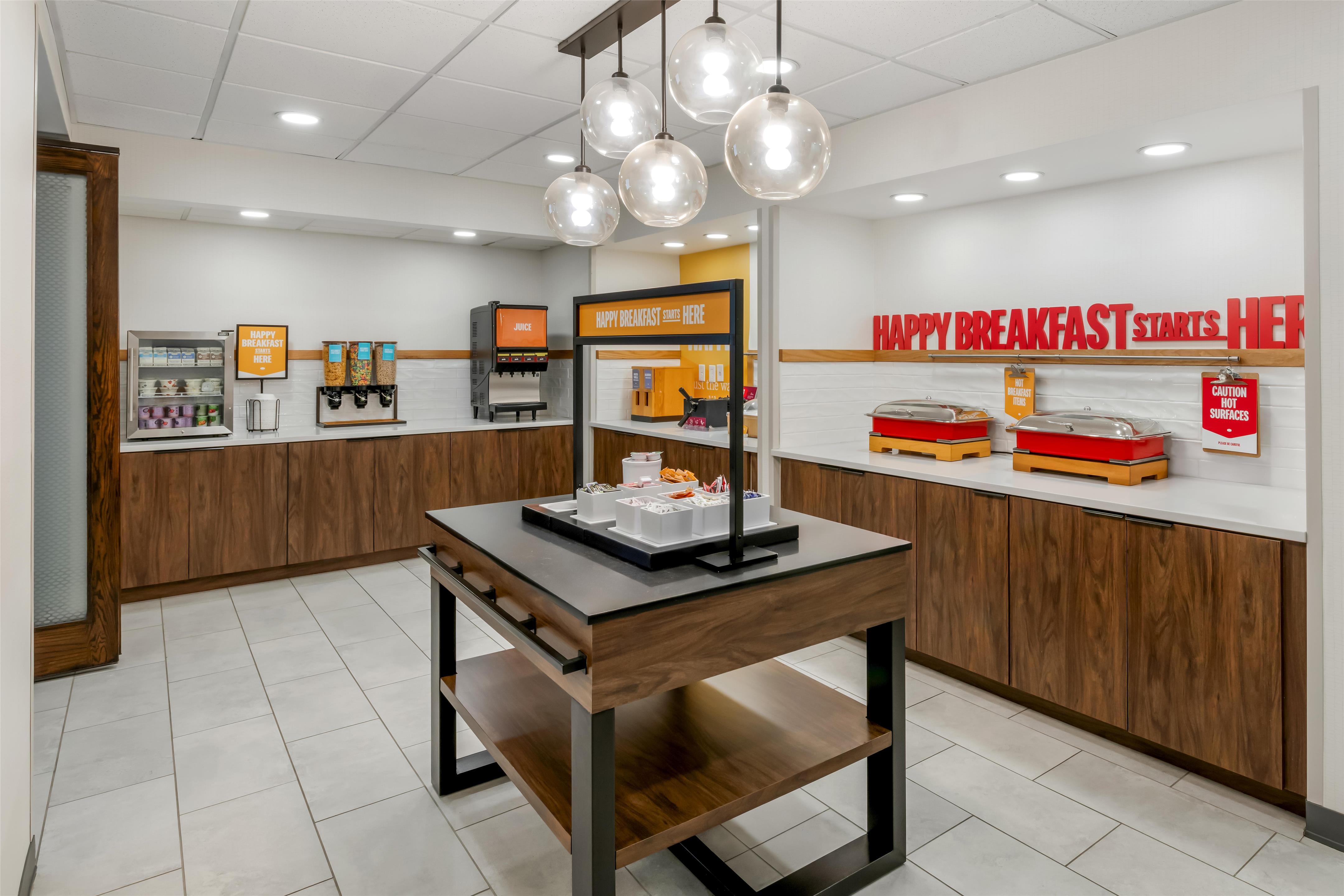 Breakfast Area | Hampton Inn & Suites Charlotte Airport