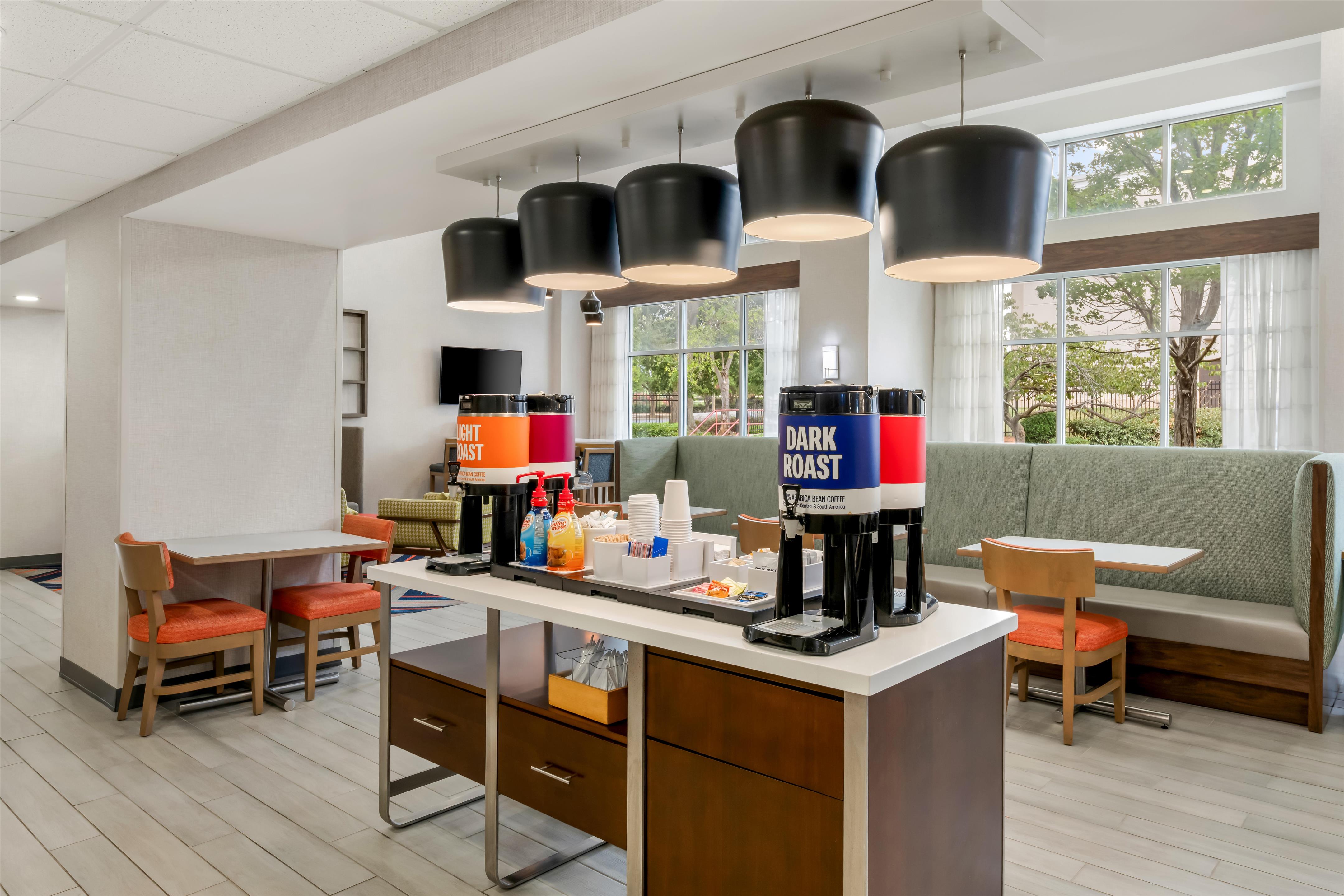 Restaurant | Hampton Inn & Suites Charlotte Airport