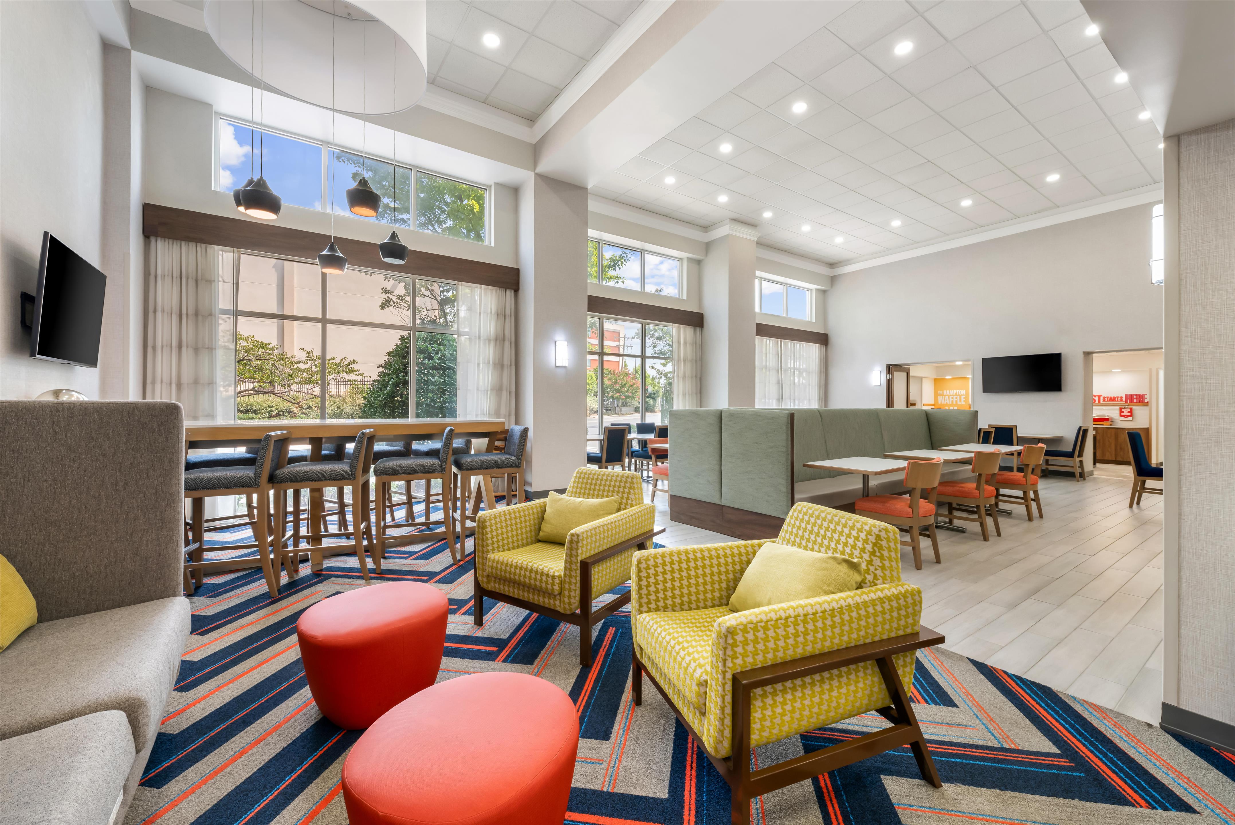 Lobby | Hampton Inn & Suites Charlotte Airport