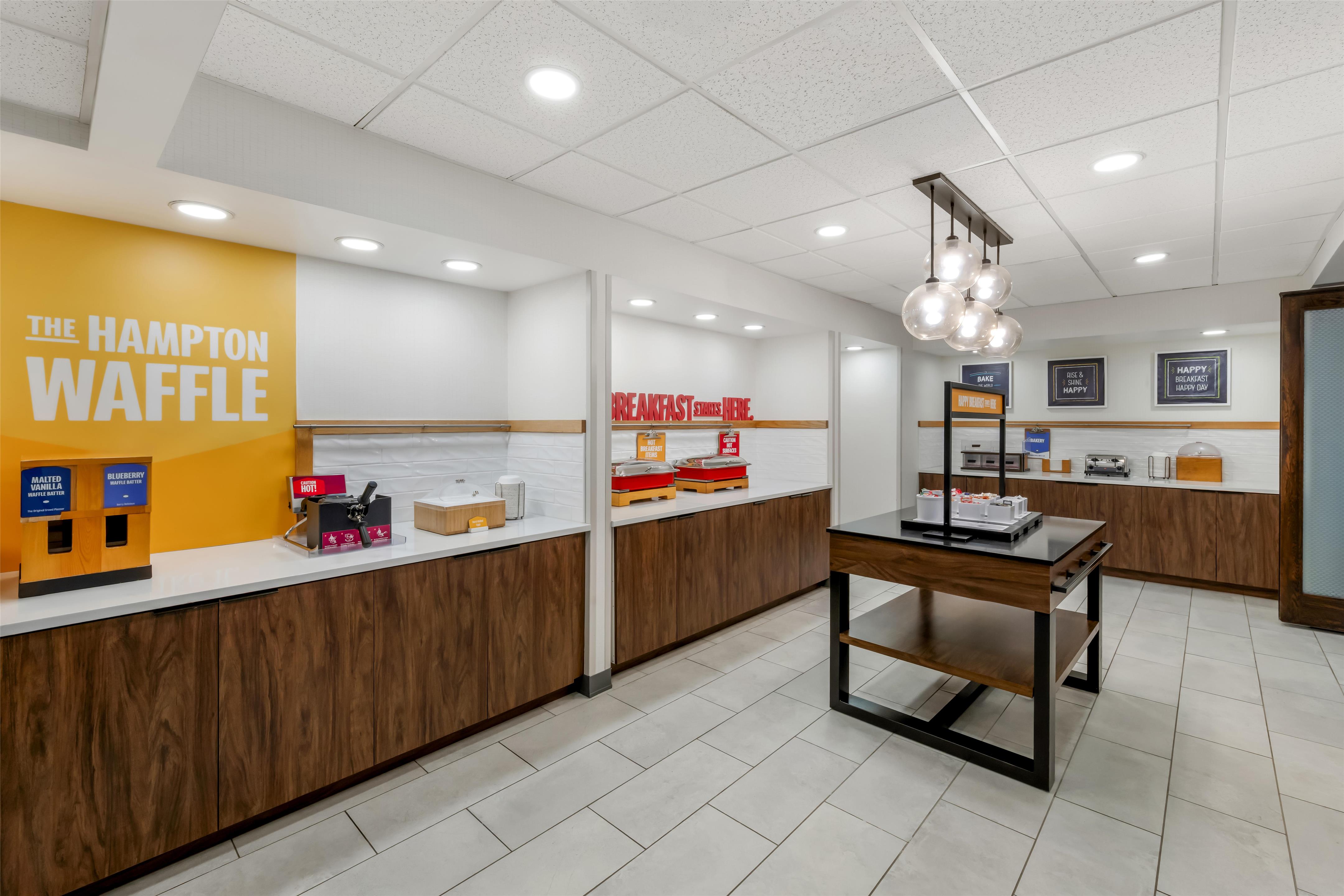 Breakfast Area | Hampton Inn & Suites Charlotte Airport