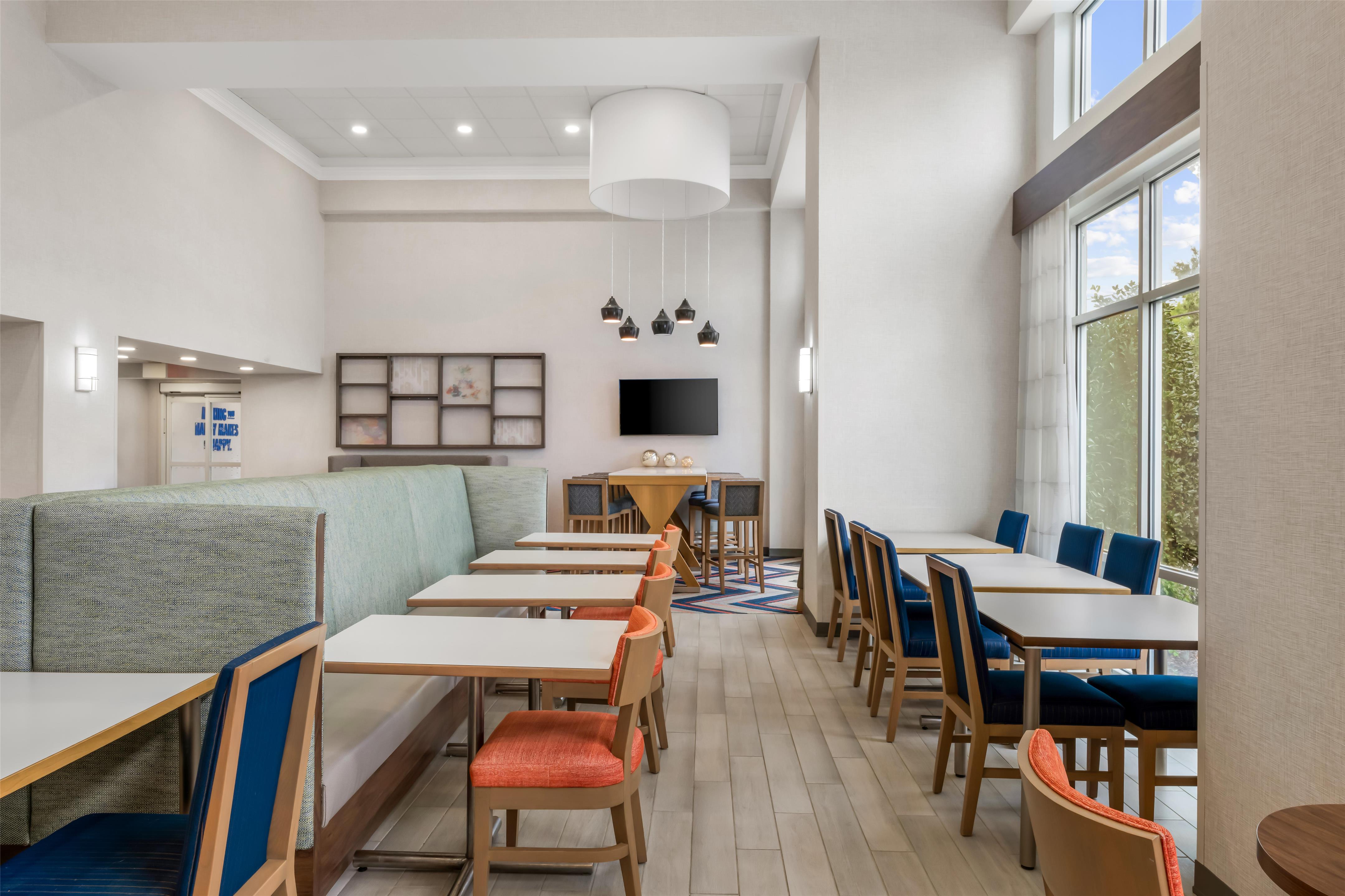 Lobby | Hampton Inn & Suites Charlotte Airport