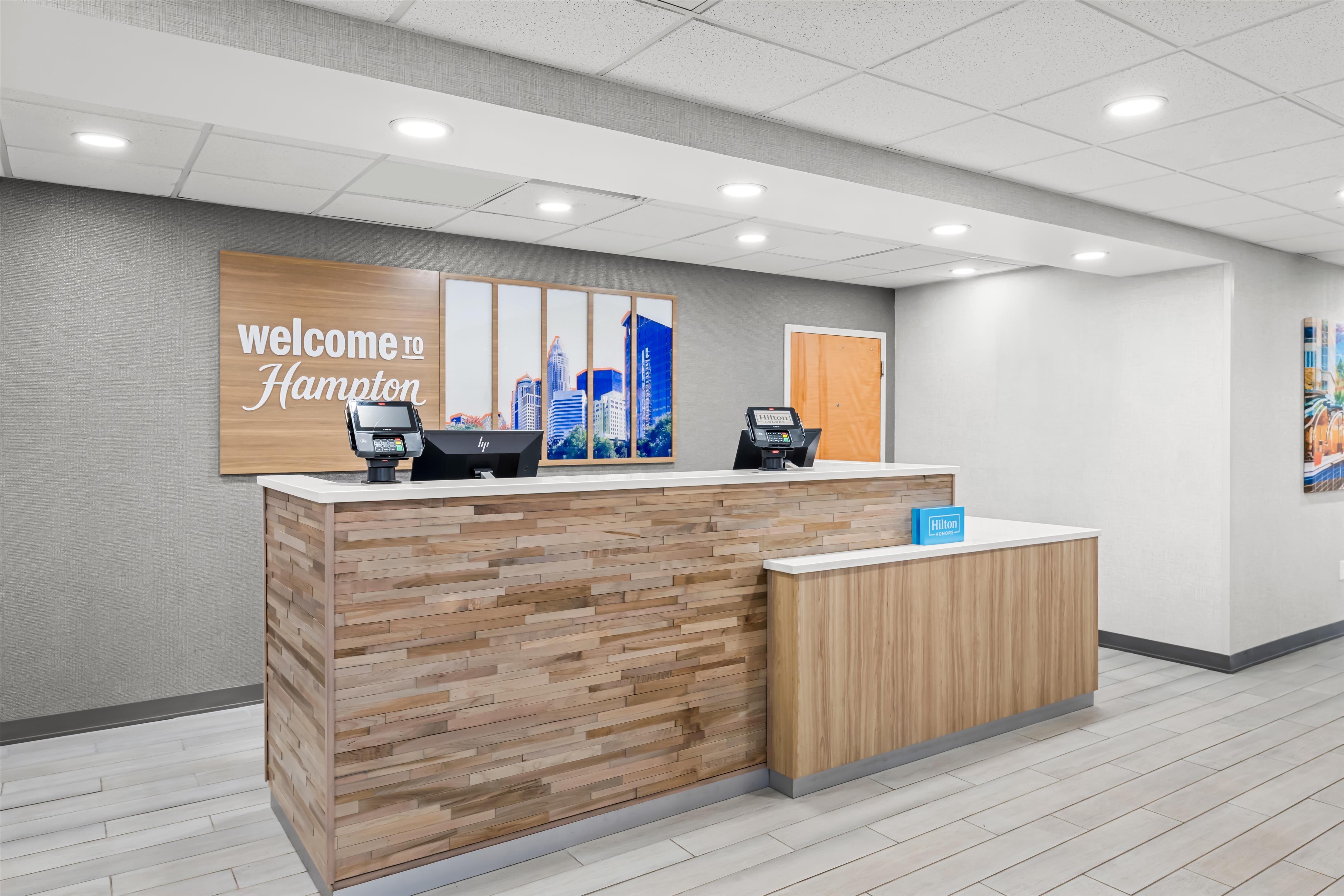 Lobby | Hampton Inn & Suites Charlotte Airport
