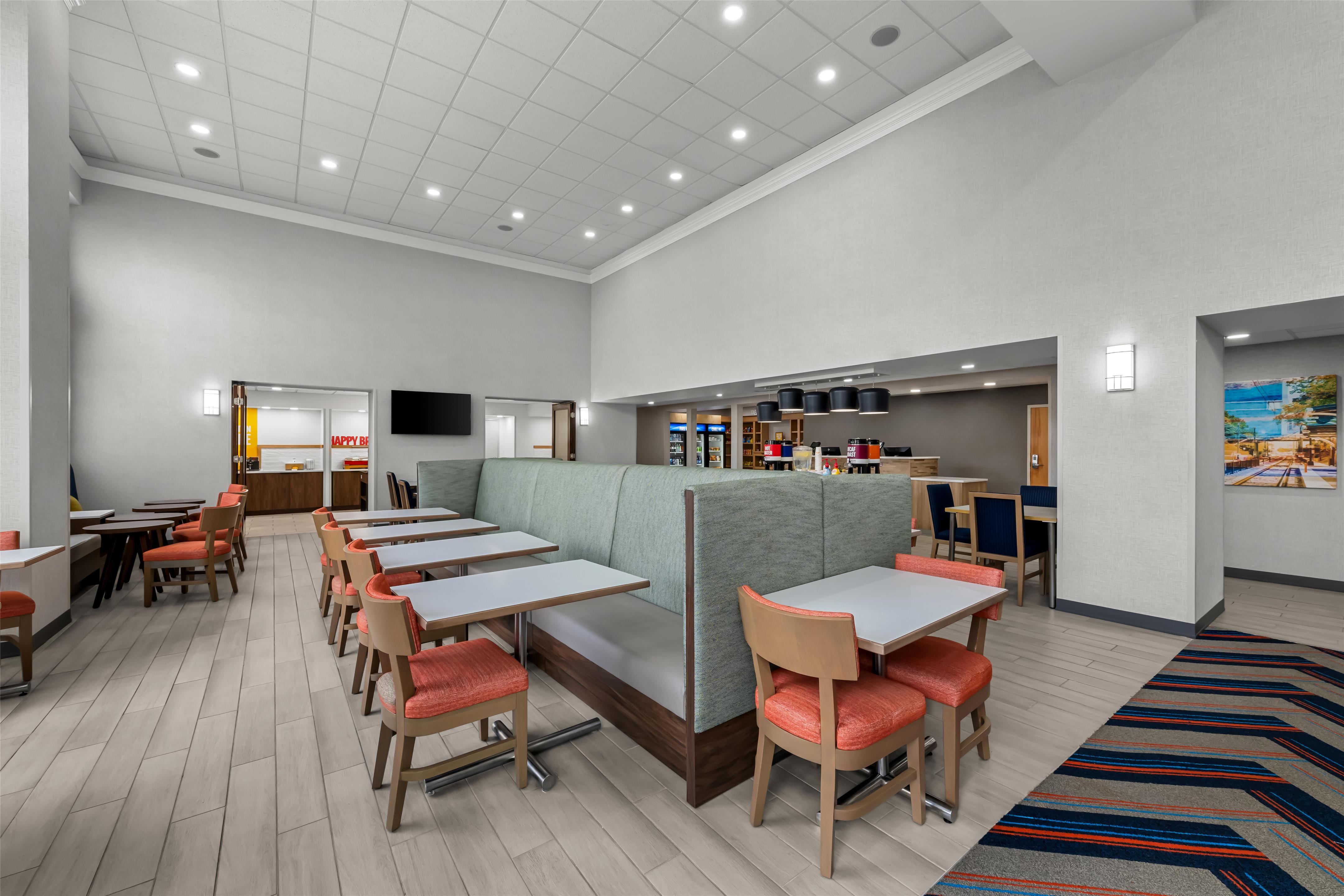 Breakfast Area | Hampton Inn & Suites Charlotte Airport