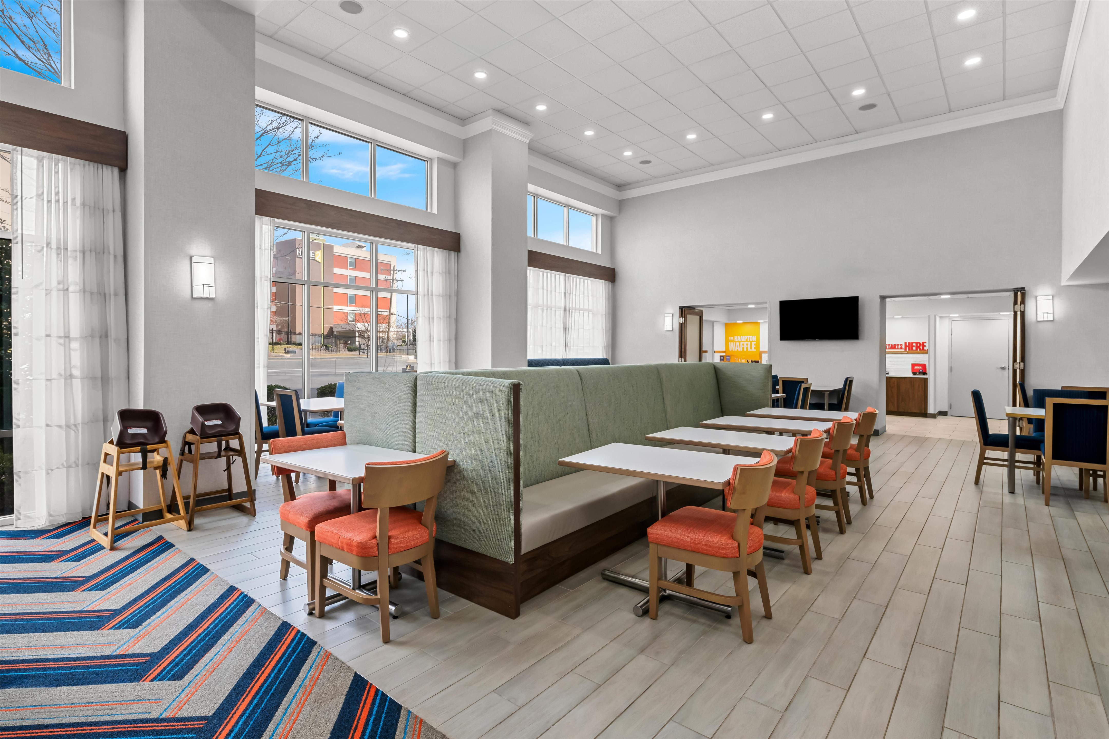 Breakfast Area | Hampton Inn & Suites Charlotte Airport