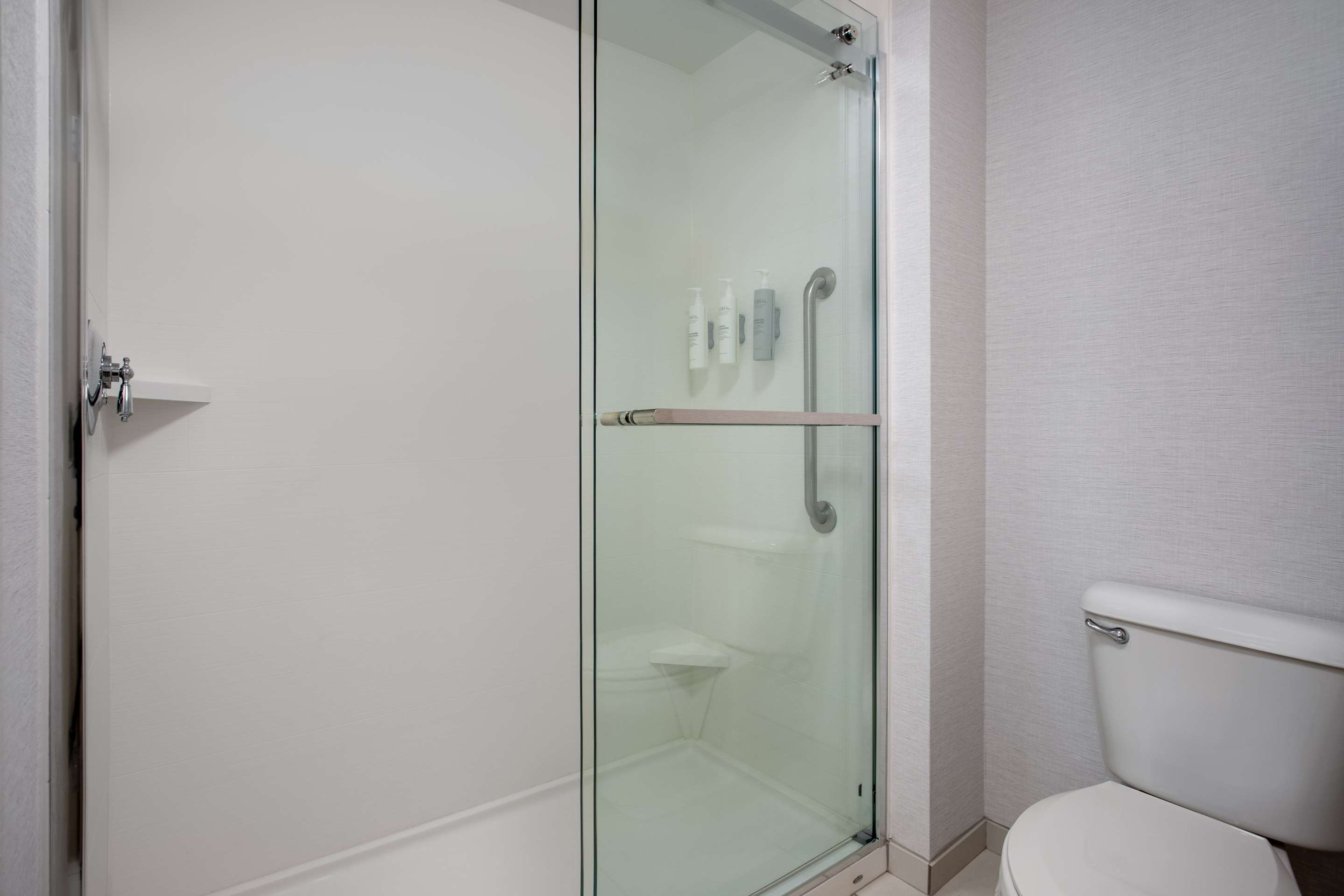 Guest room bath