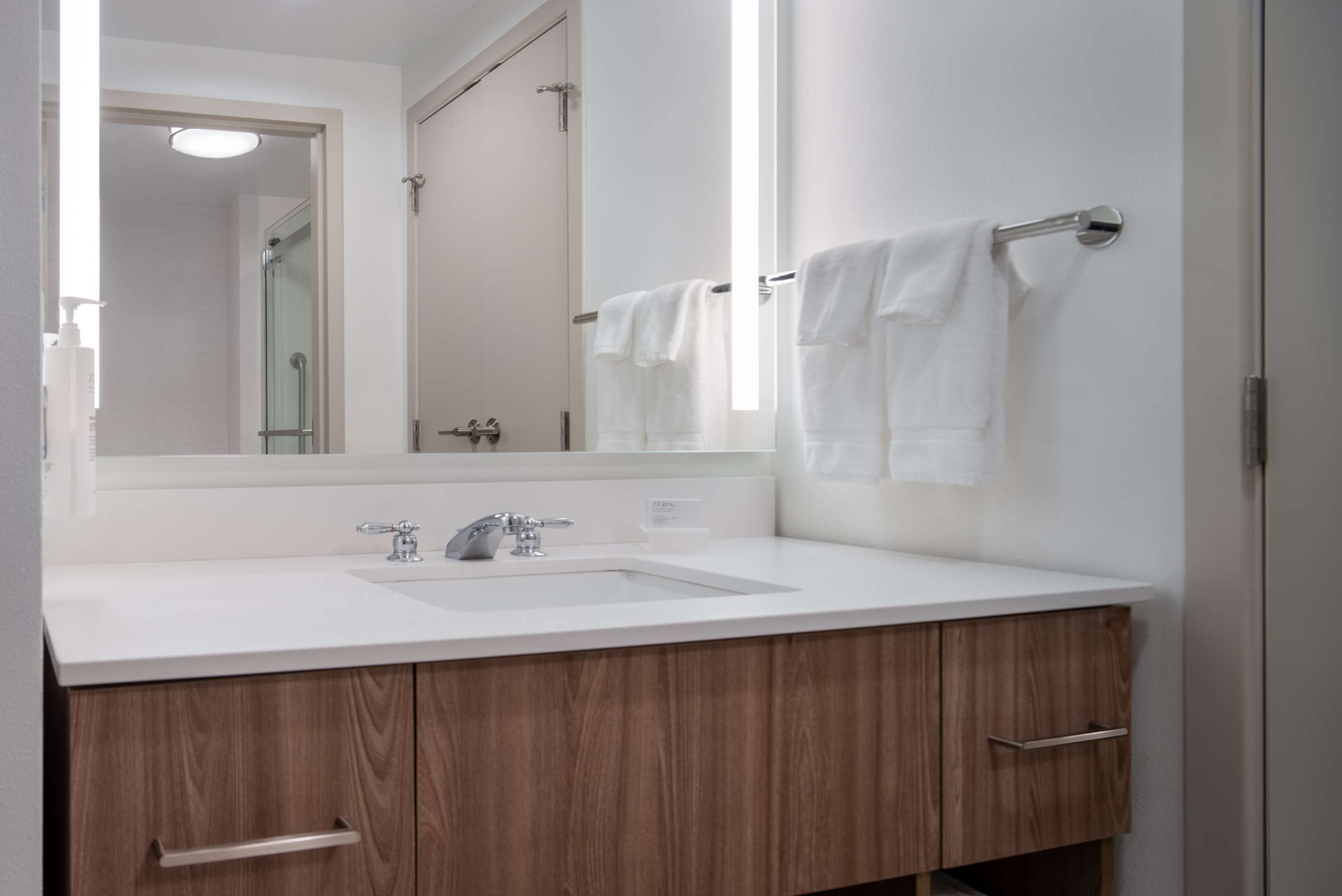 Guest room bath