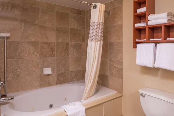  - Hampton Inn & Suites Arrowood Charlotte - I-77, Exit 3