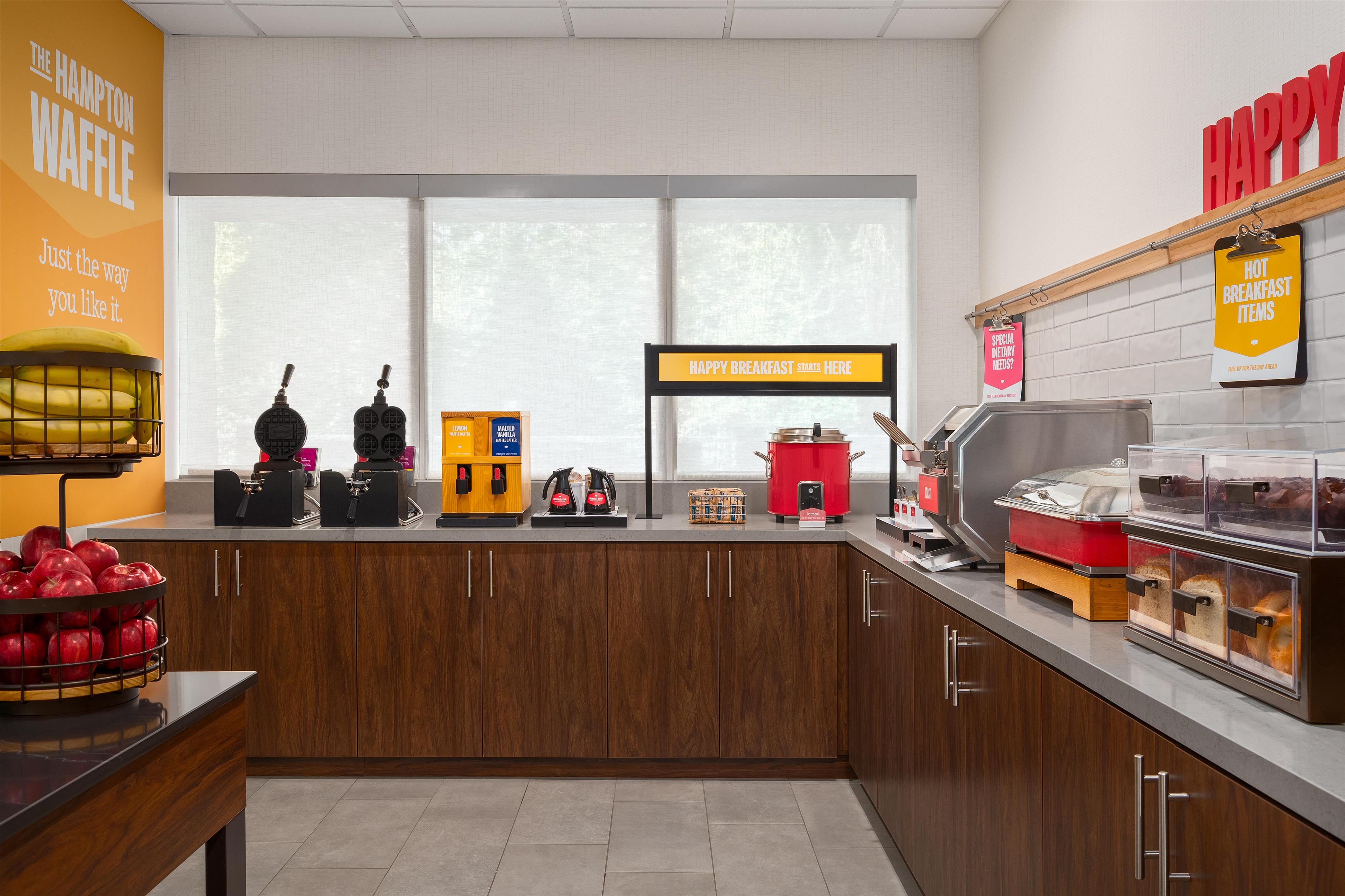 Breakfast Area | Hampton Inn & Suites Charlotte-Arrowood Rd.