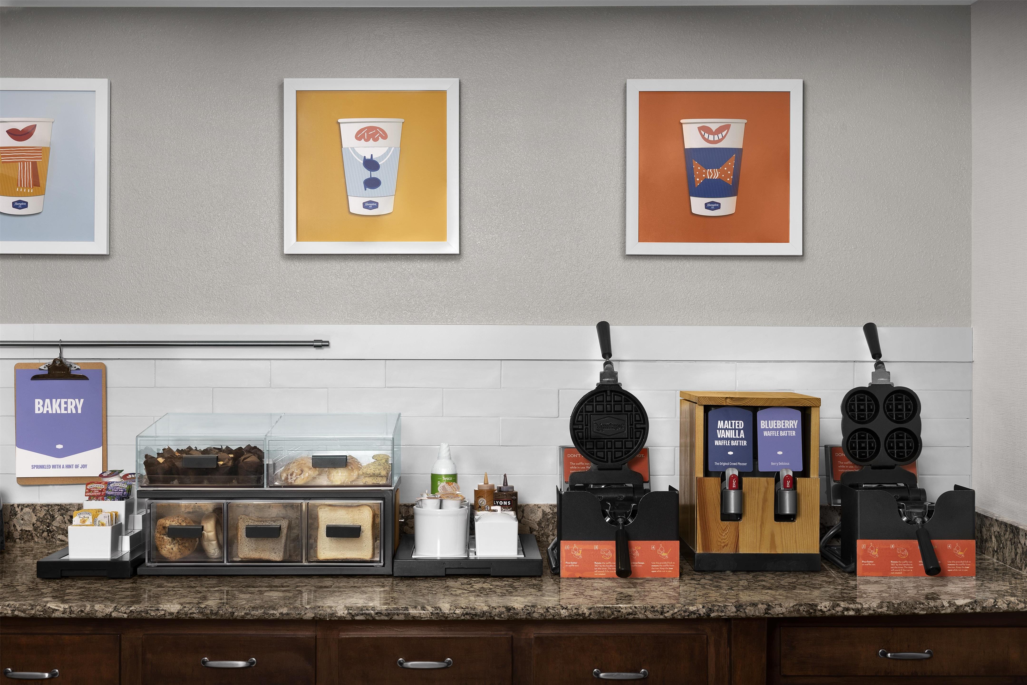 Breakfast Area | Hampton Inn & Suites Huntersville