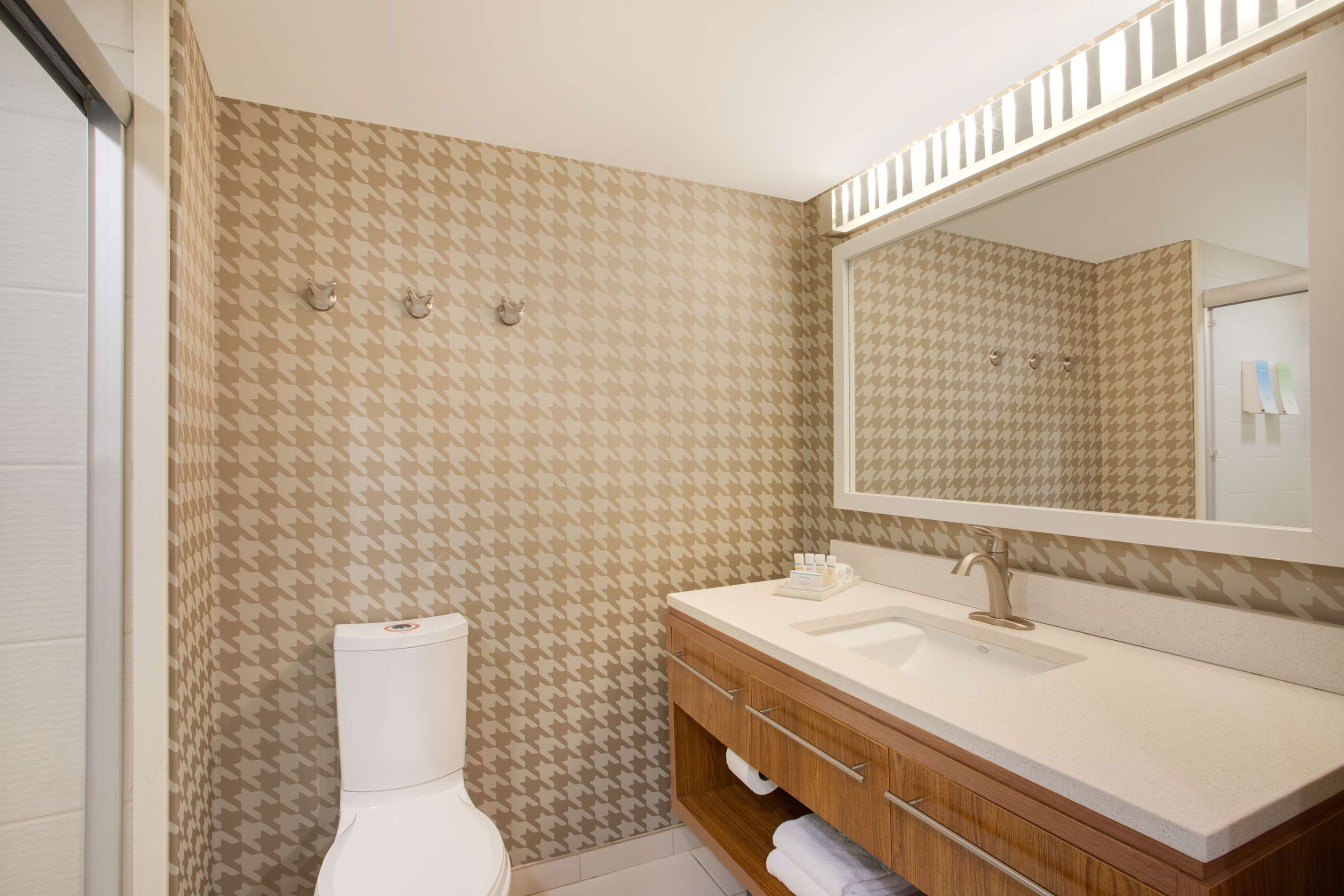 Guest room bath