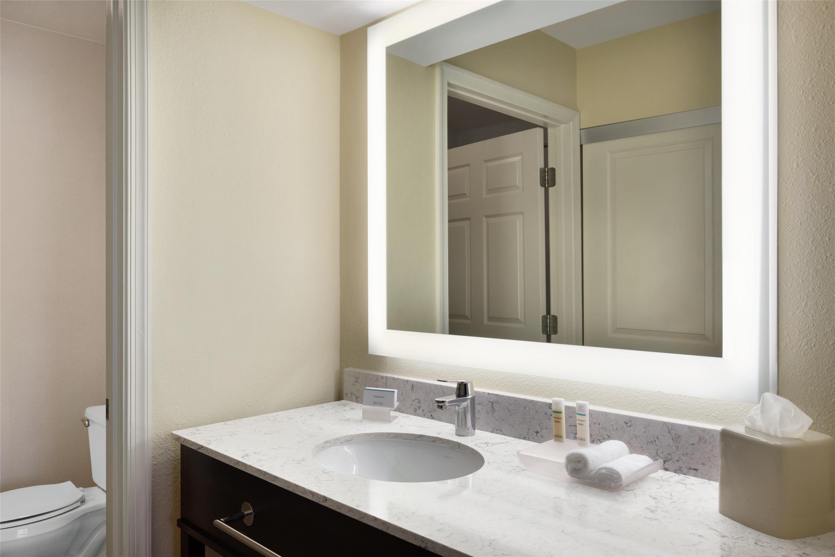 Guest room bath