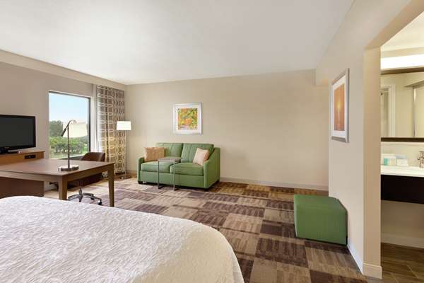  - Hampton Inn & Suites Largo
