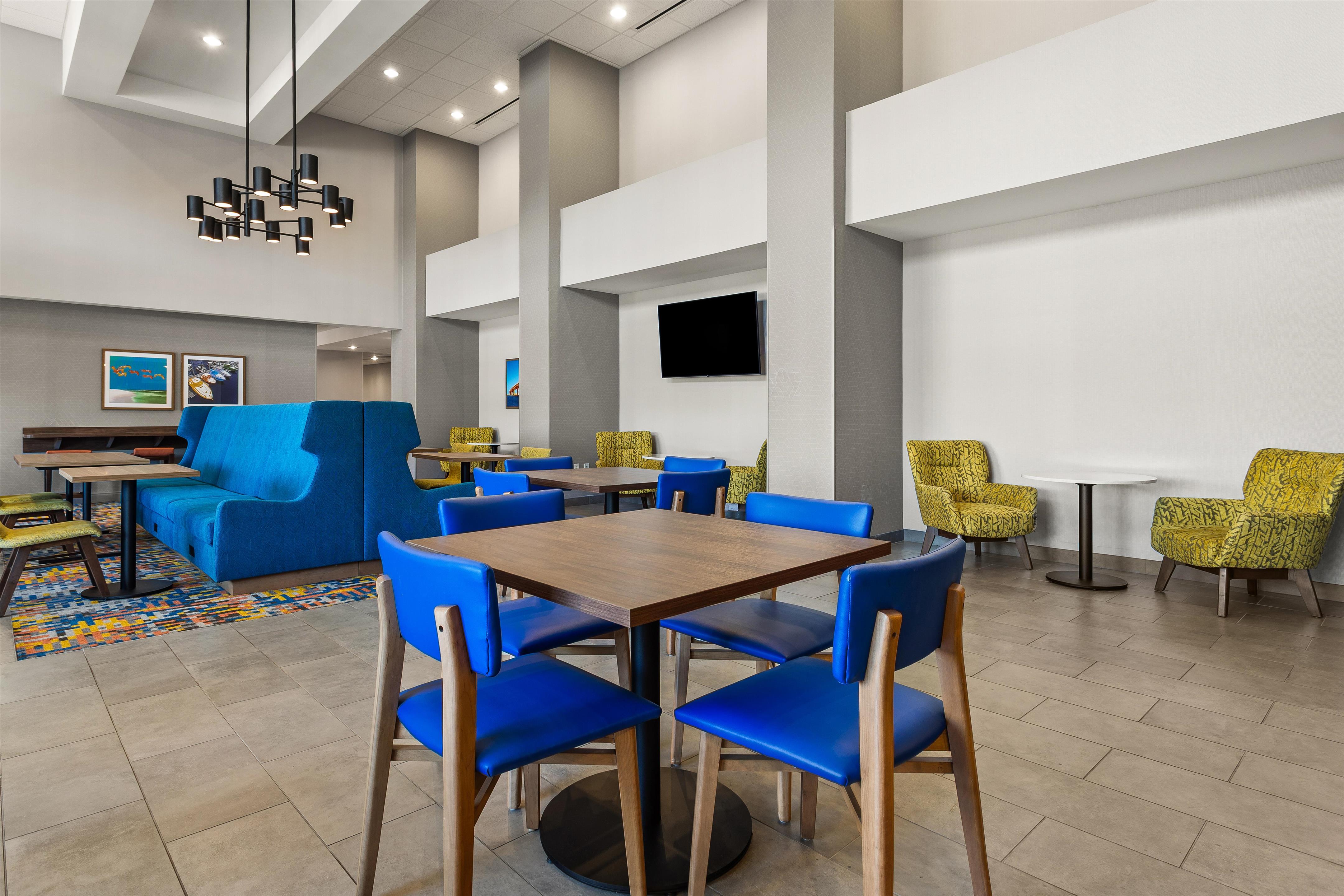 Breakfast Area | Hampton Inn & Suites Port Richey