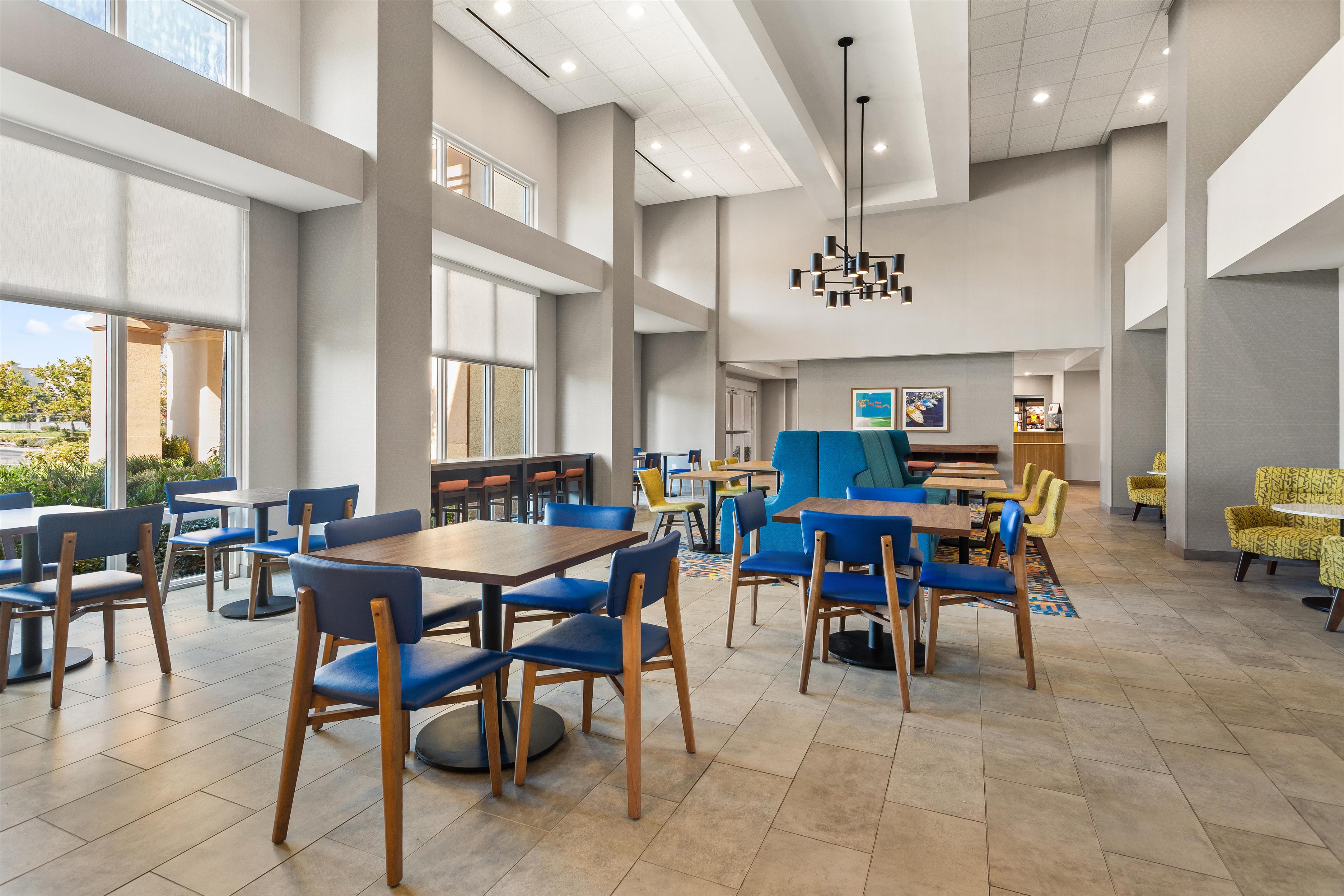 Breakfast Area | Hampton Inn & Suites Port Richey