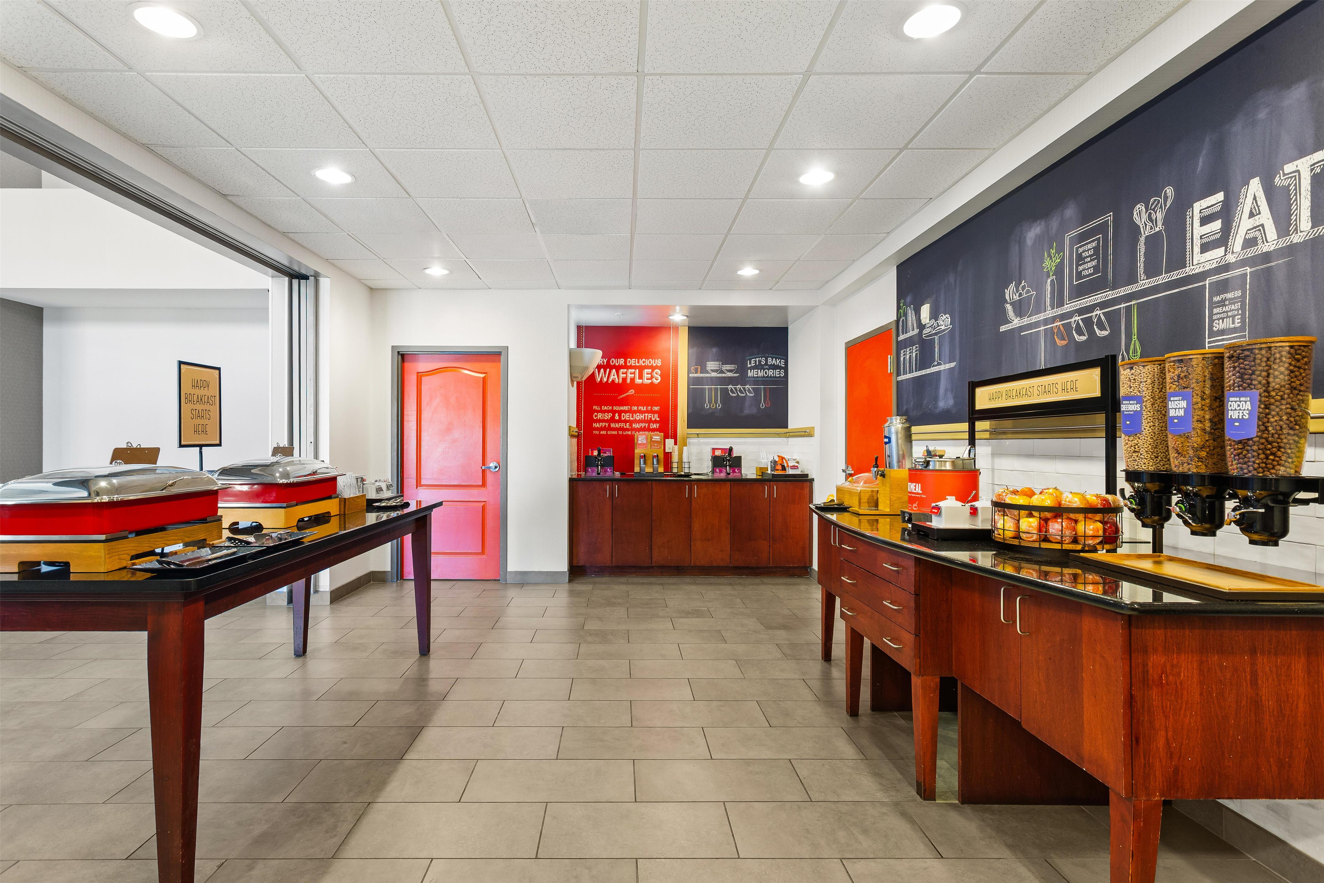 Breakfast Area | Hampton Inn & Suites Port Richey