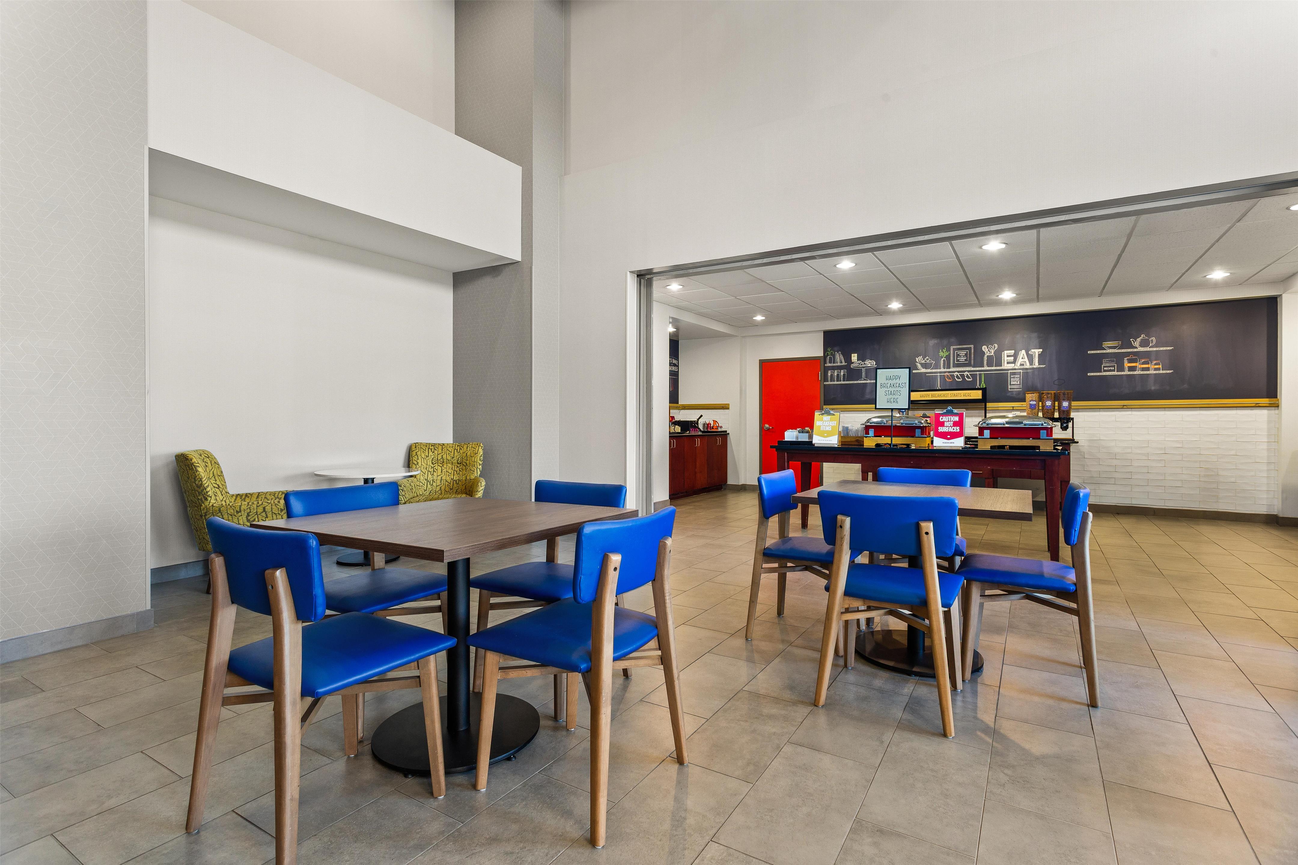Breakfast Area | Hampton Inn & Suites Port Richey