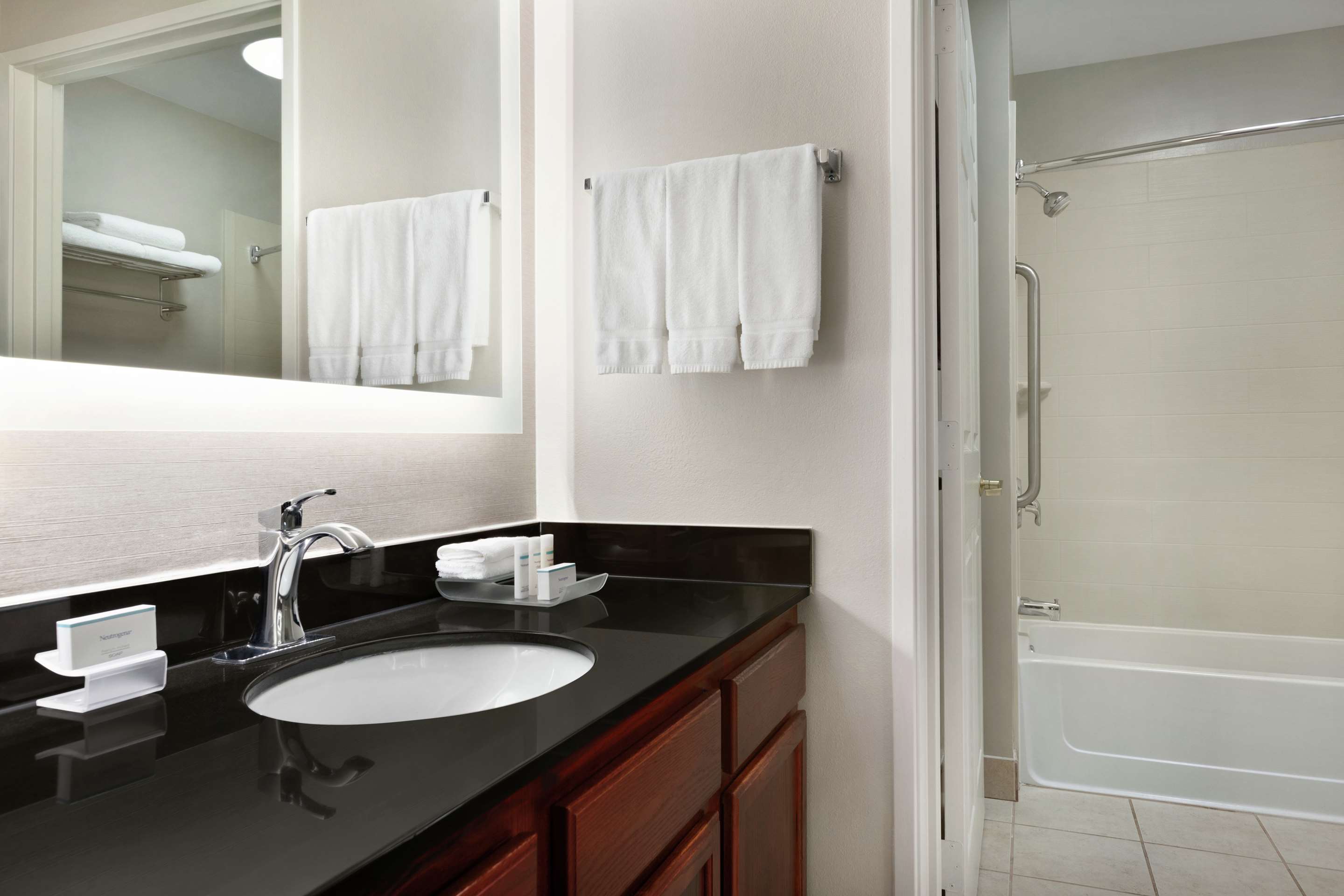 Guest room bath