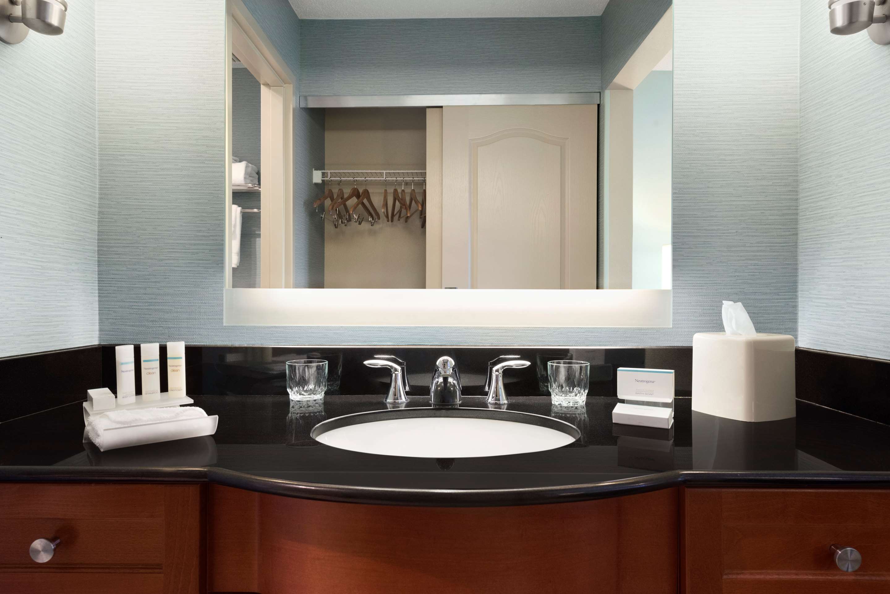 Guest room bath