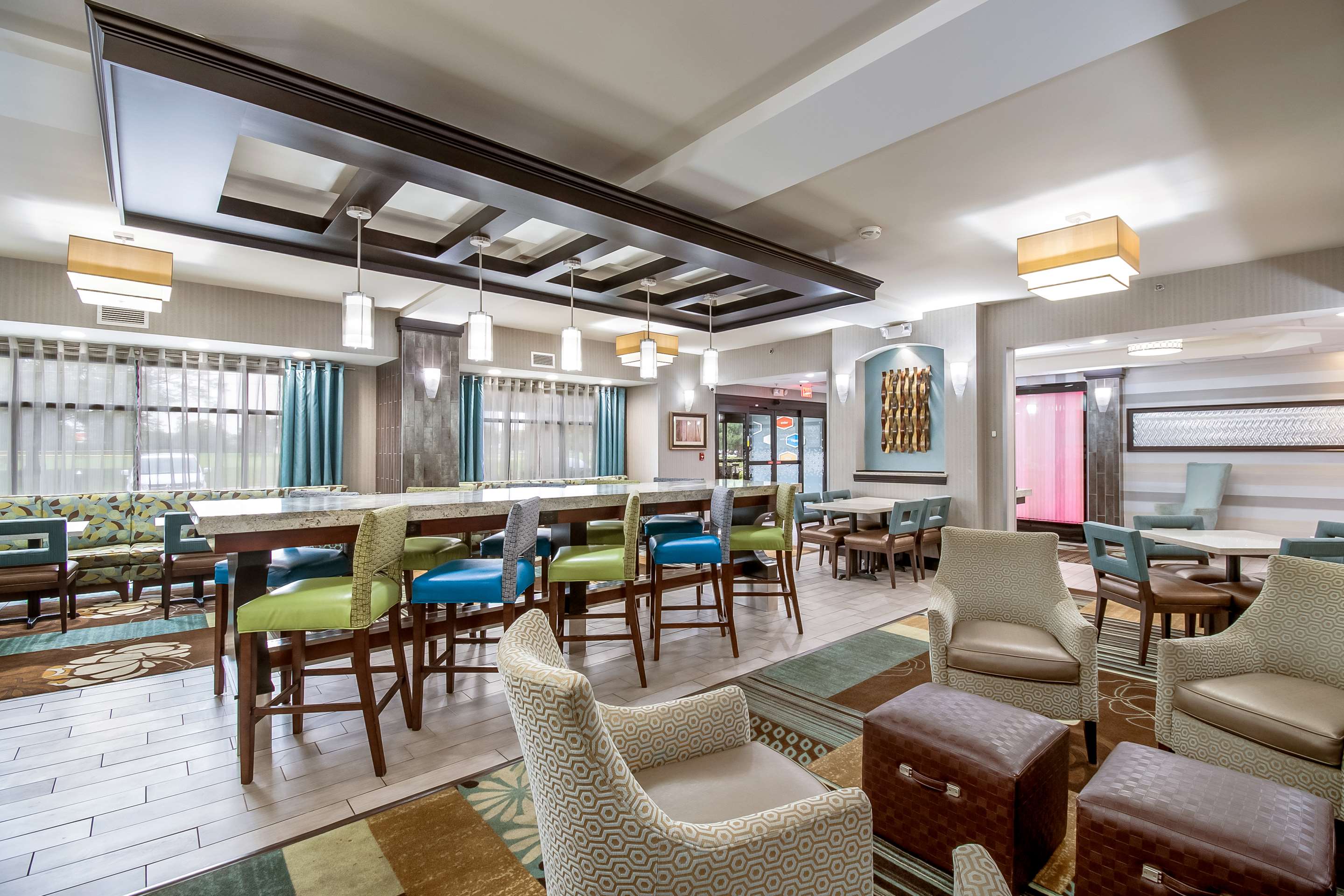 Breakfast Area | Hampton Inn West
