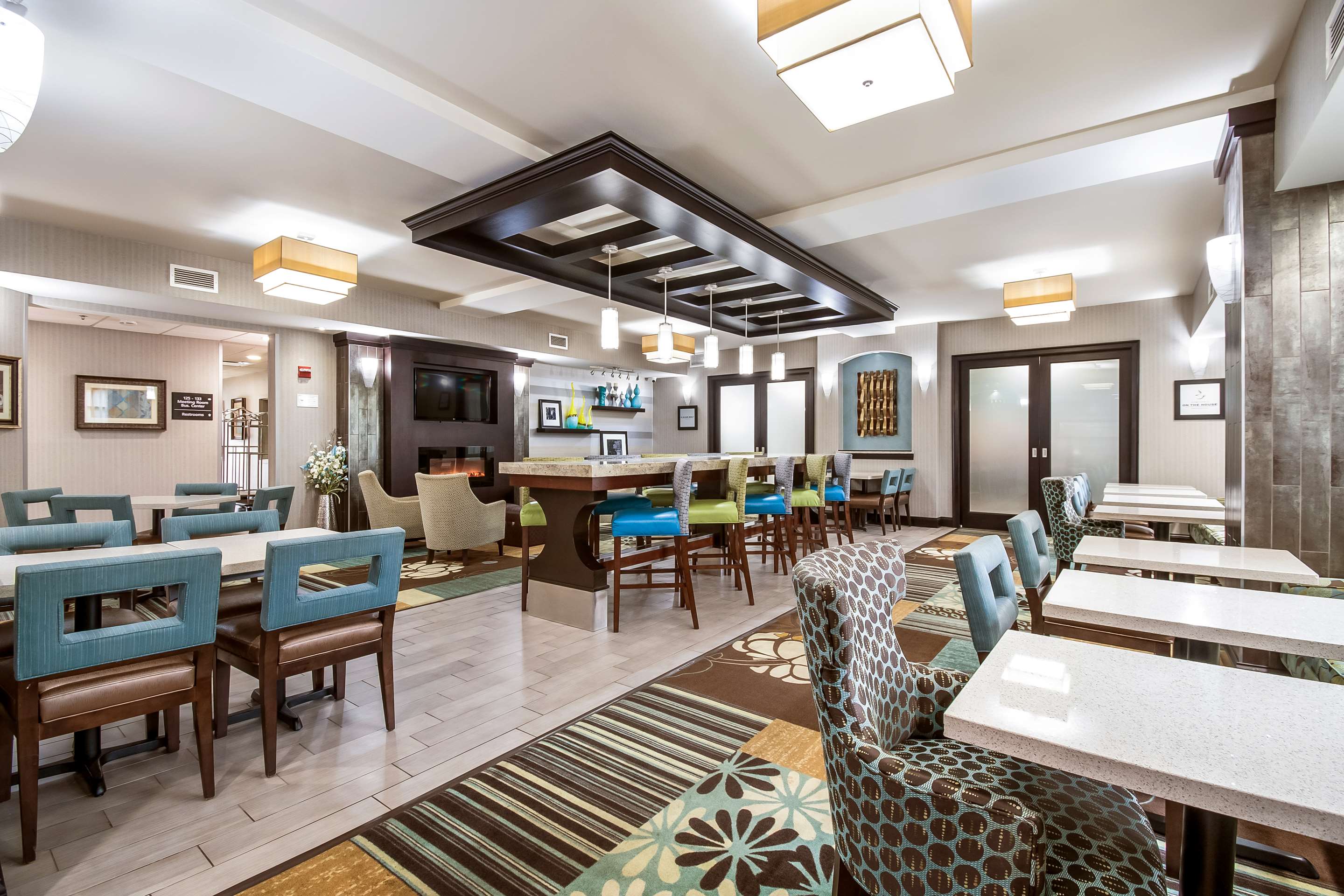 Breakfast Area | Hampton Inn West
