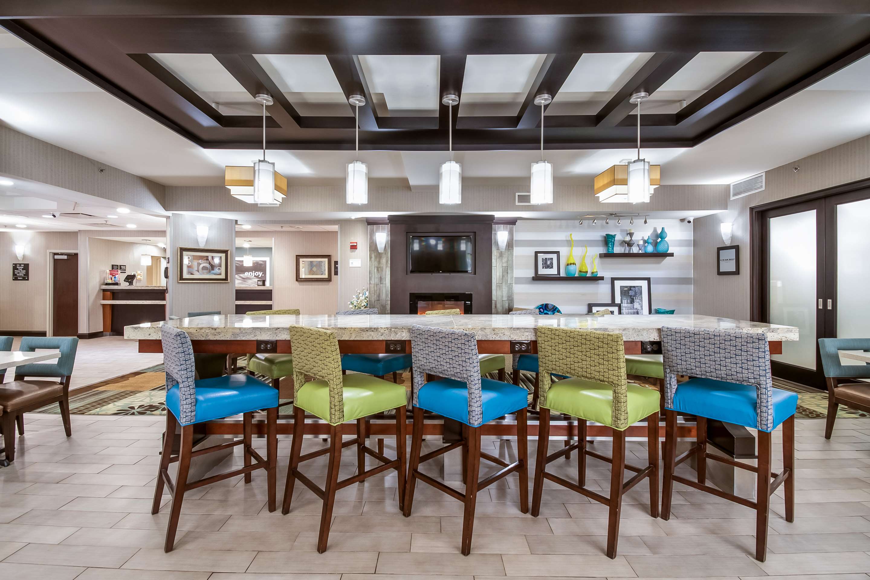 Breakfast Area | Hampton Inn West