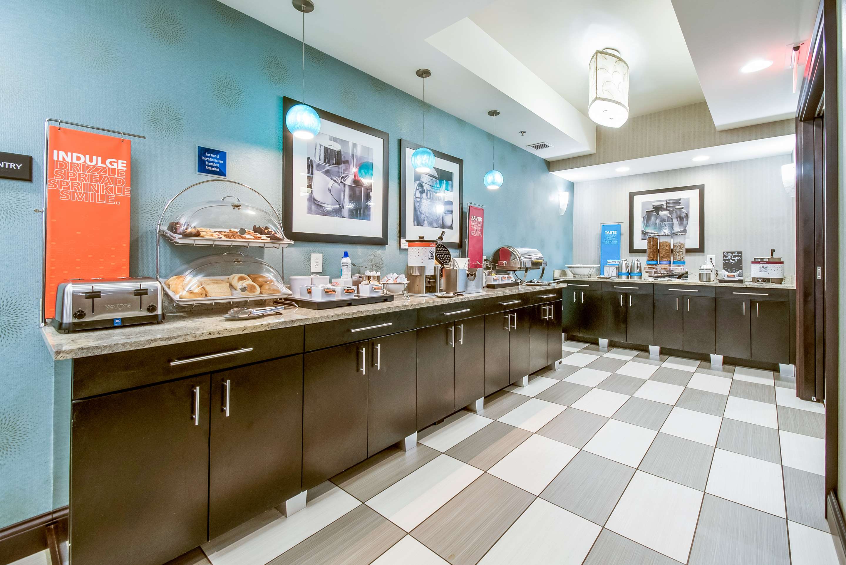 Breakfast Area | Hampton Inn West