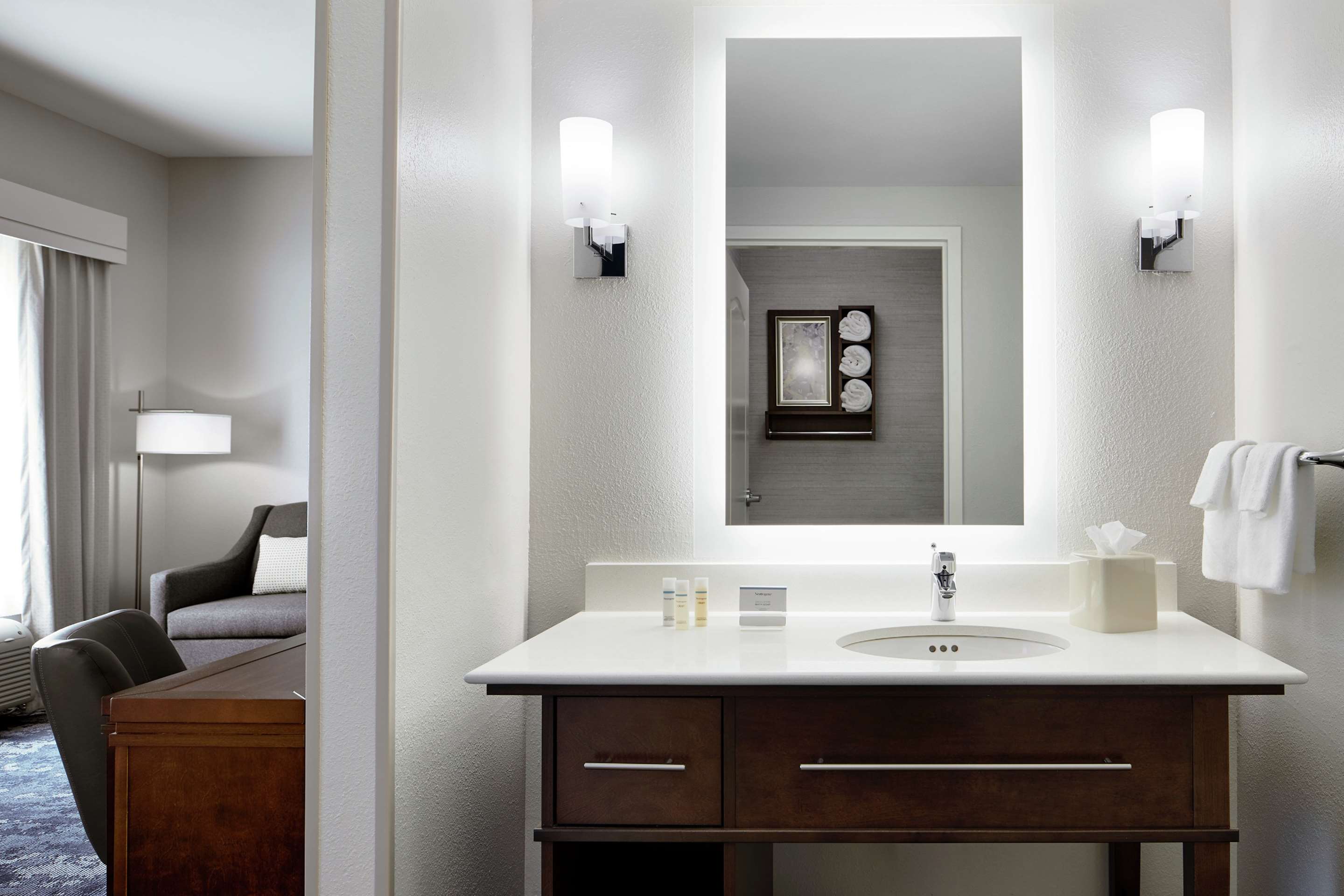 Guest room bath