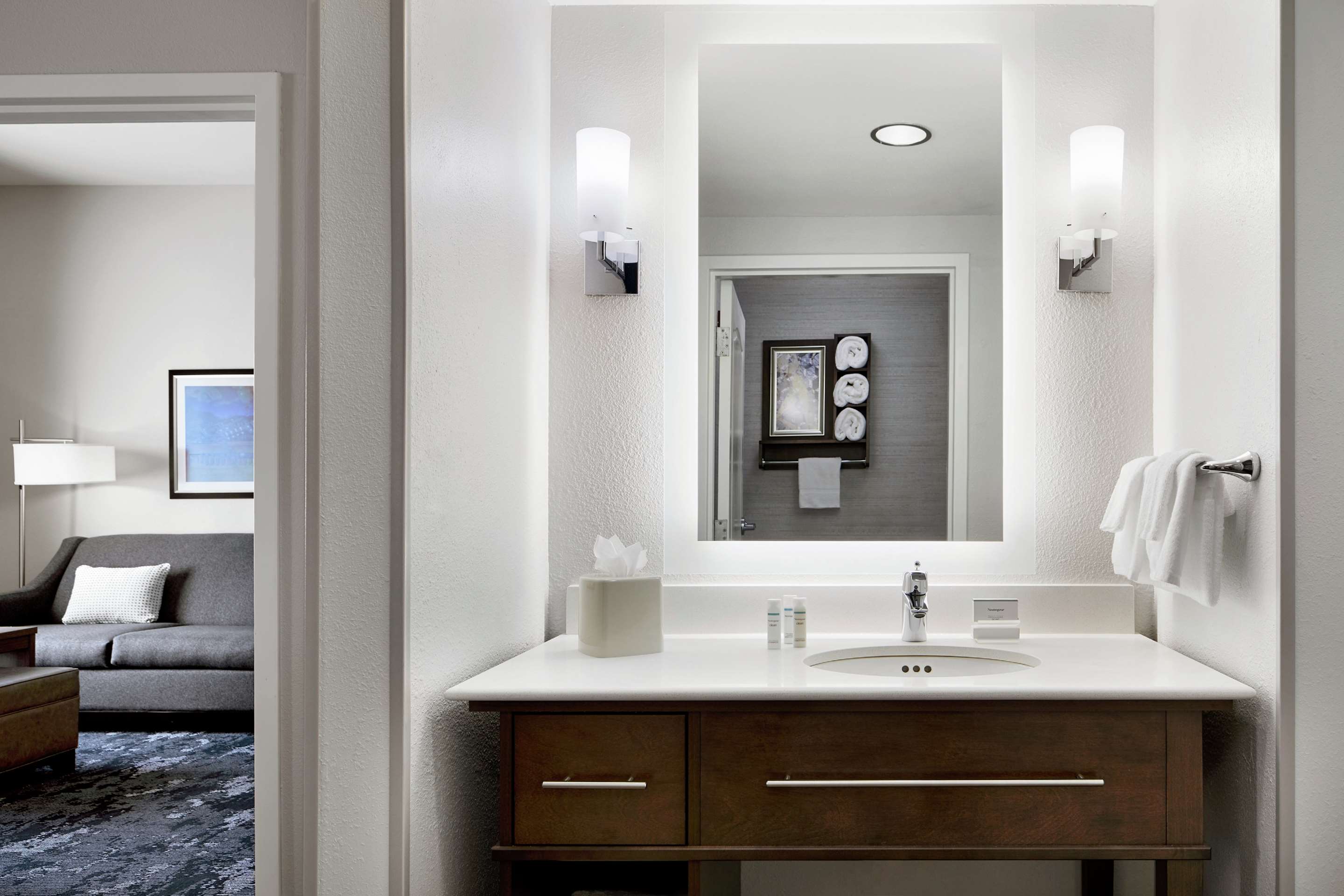 Guest room bath