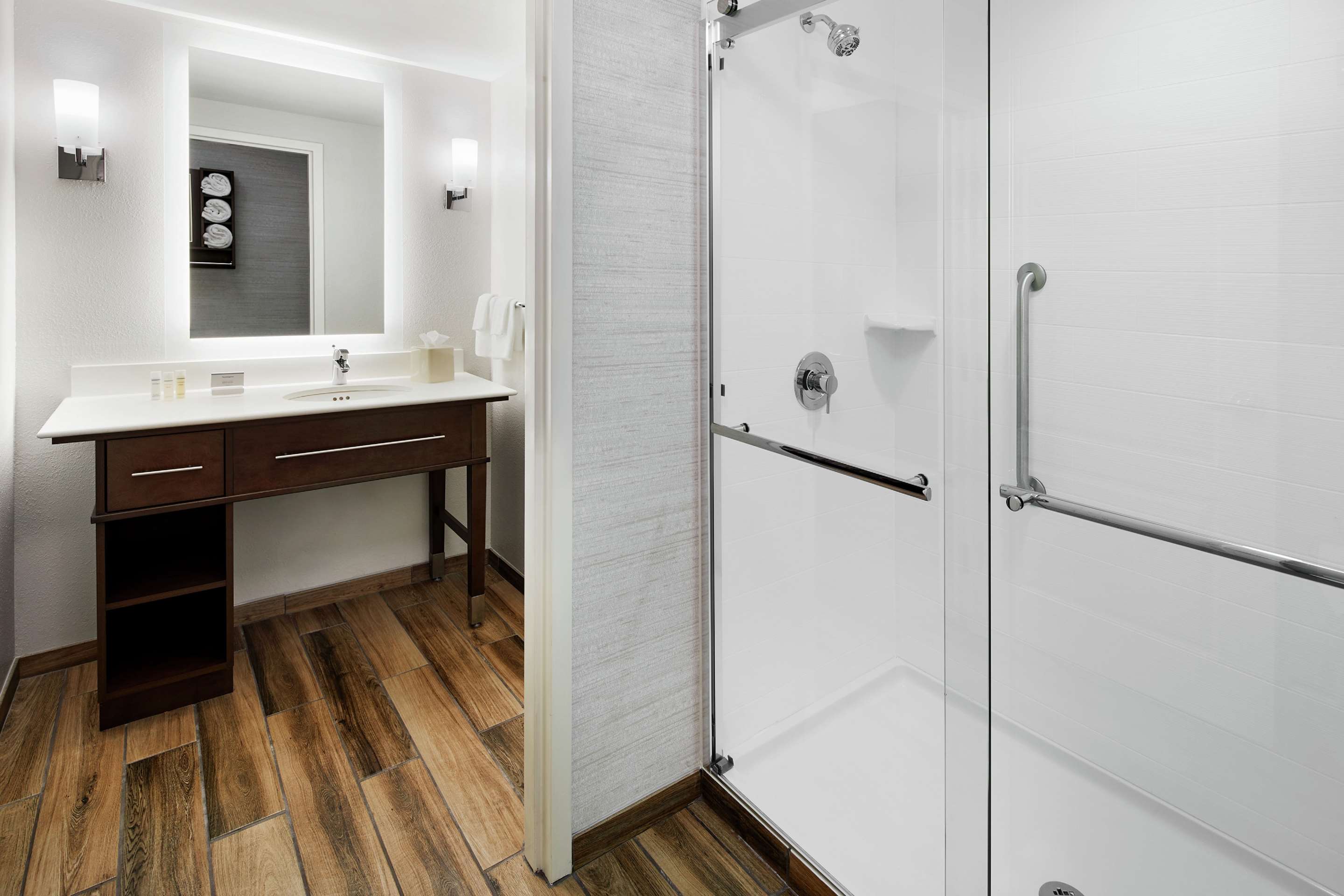 Guest room bath