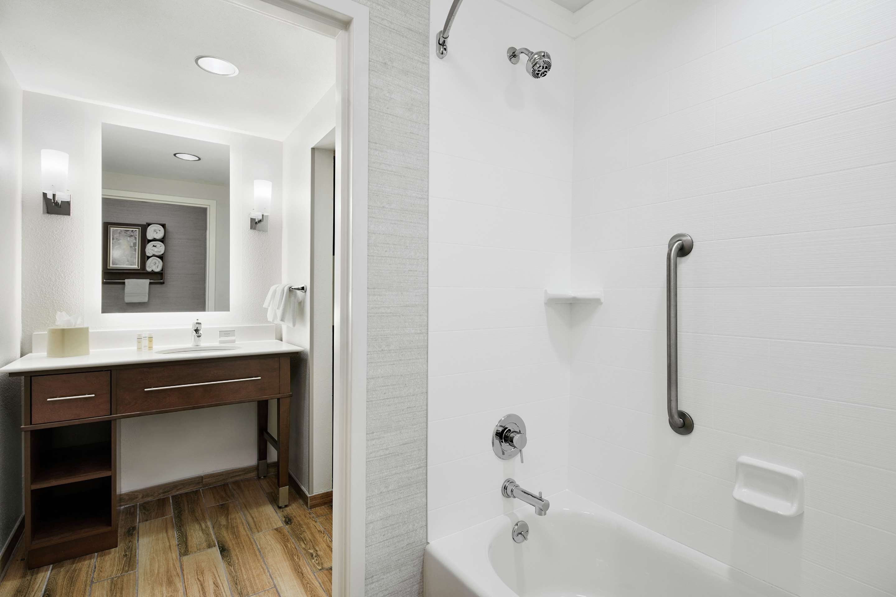 Guest room bath