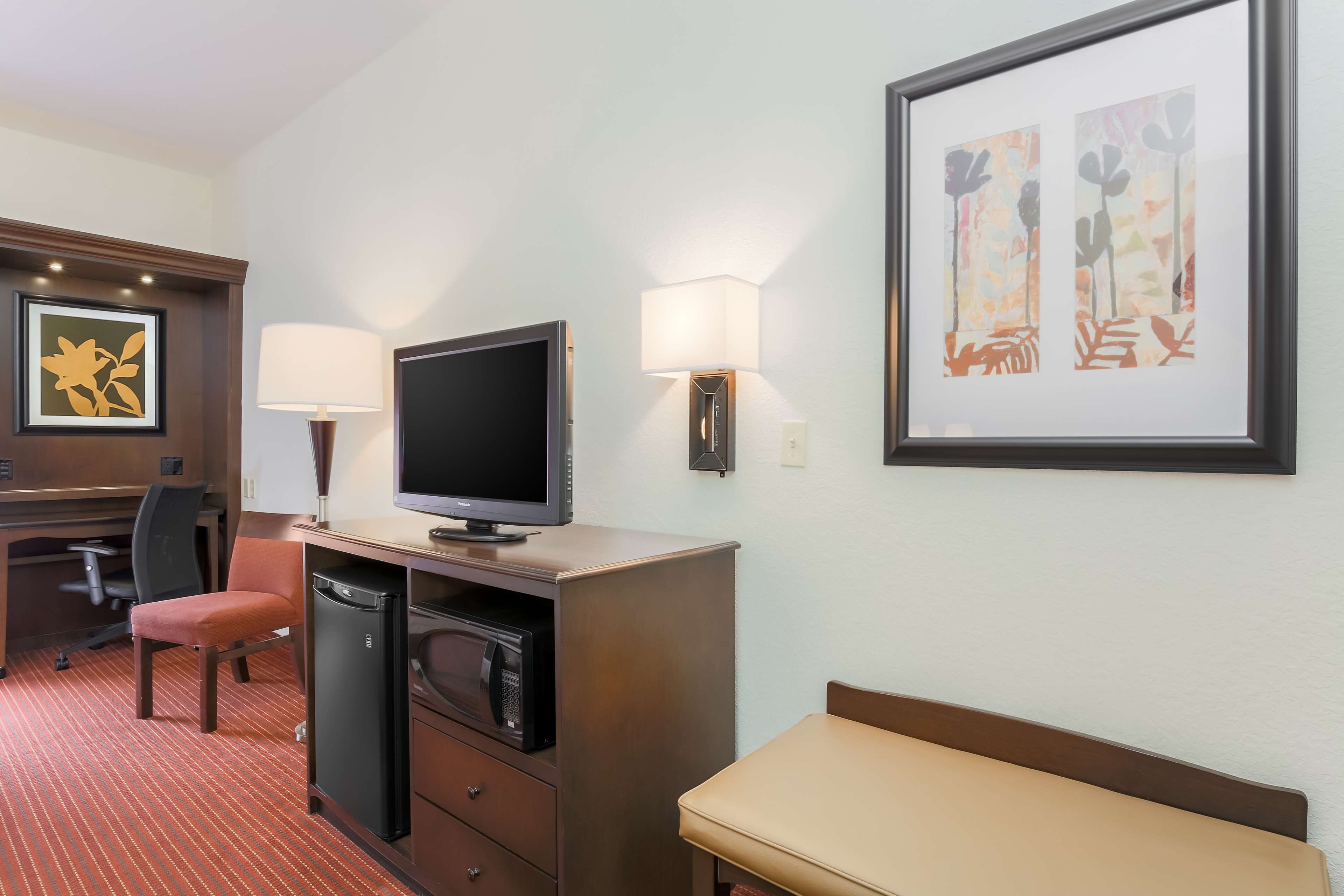 Hampton Inn by Hilton Champaign/Urbana Room Type - 1 KG BED W FULLSIZED SOFA